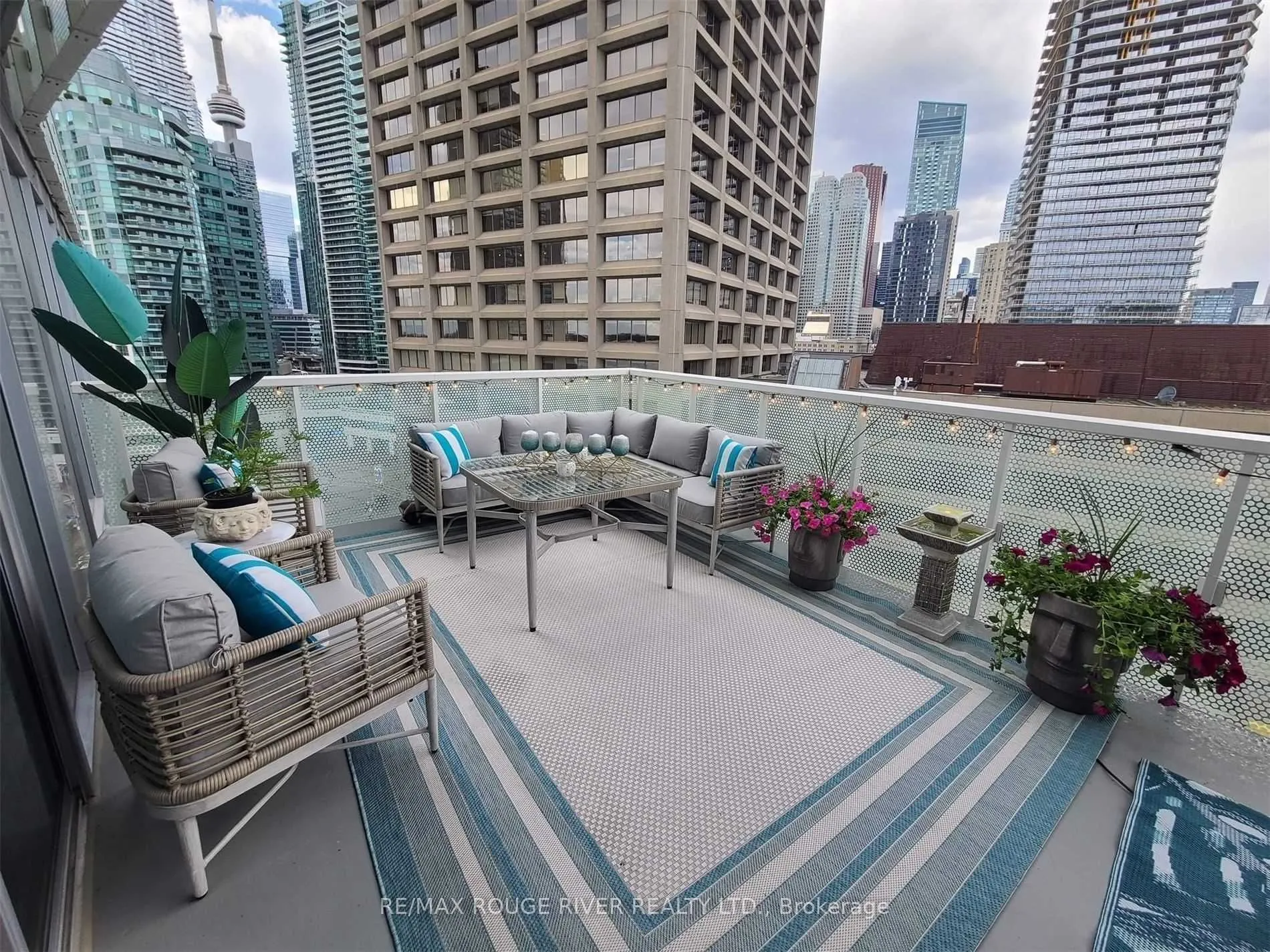 15 Queens Quay E, #921