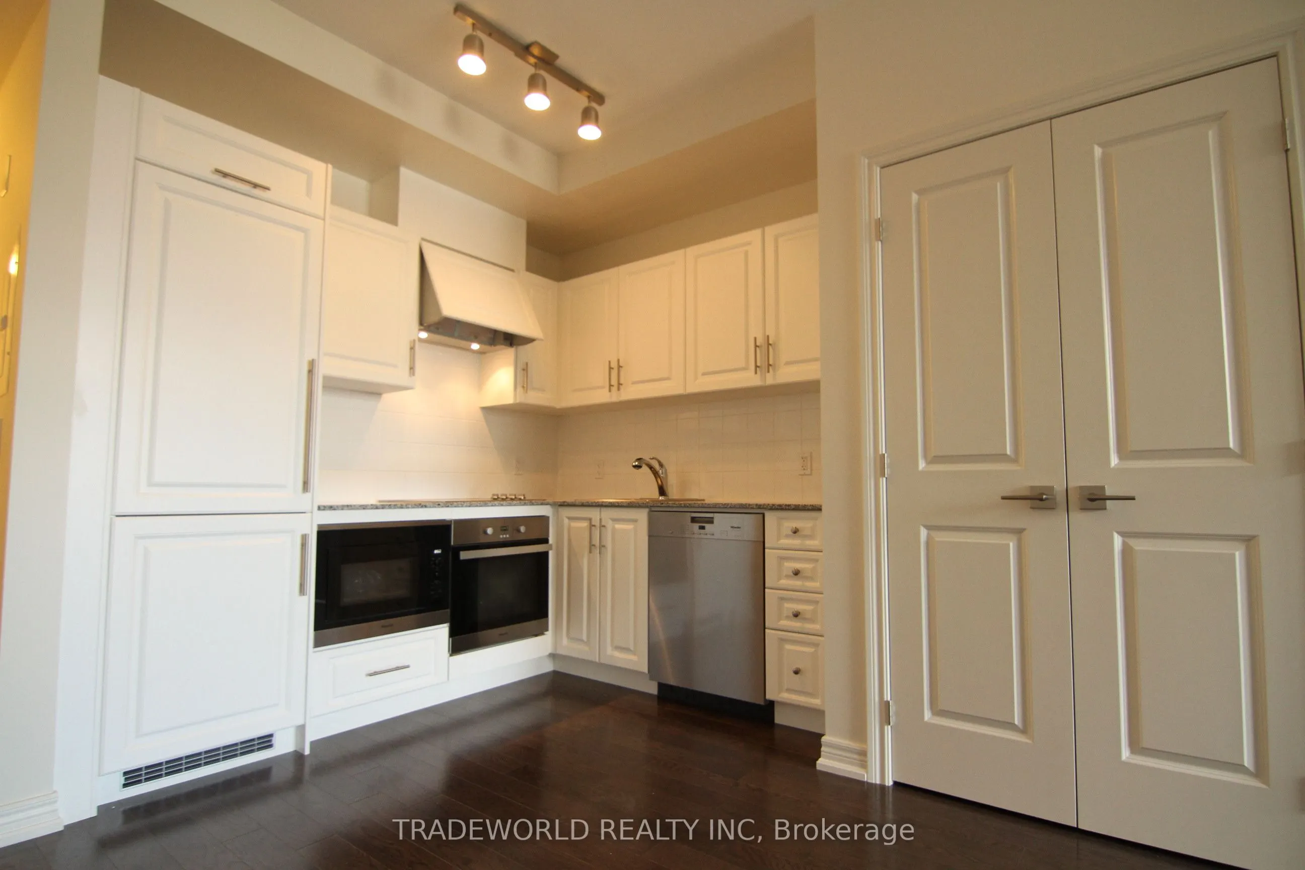 23 Glebe Road W, #321