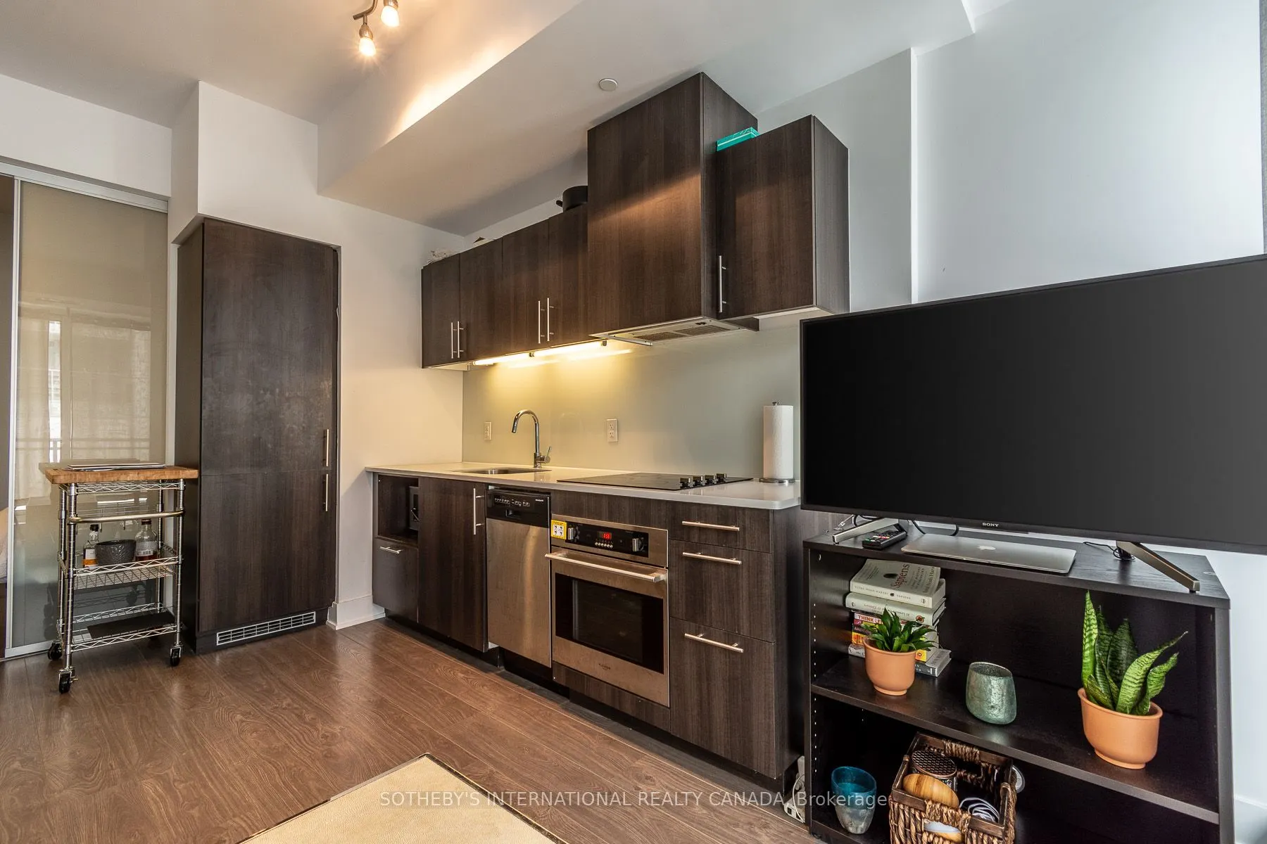 508 Wellington Street W, #805