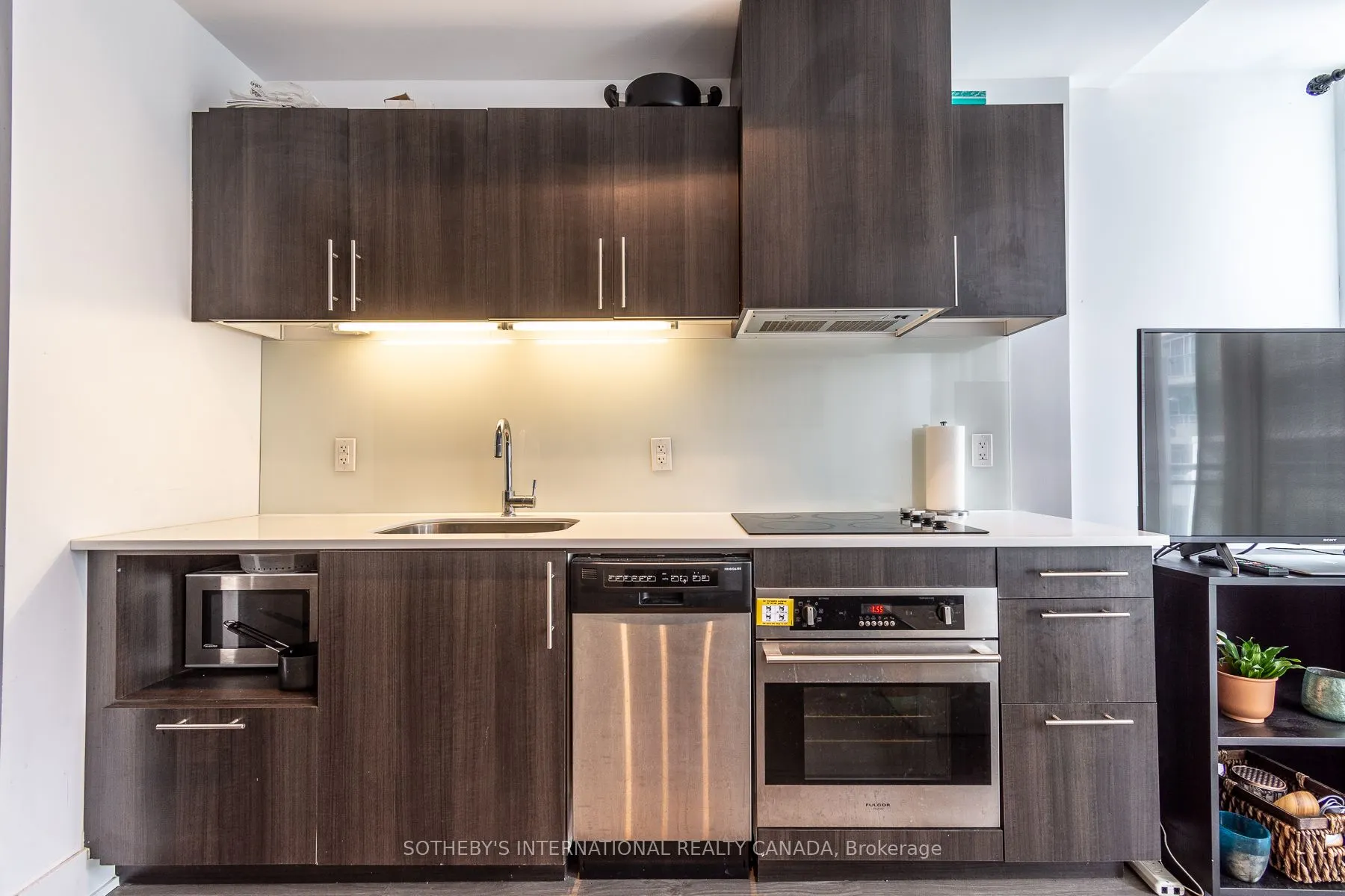 508 Wellington Street W, #805
