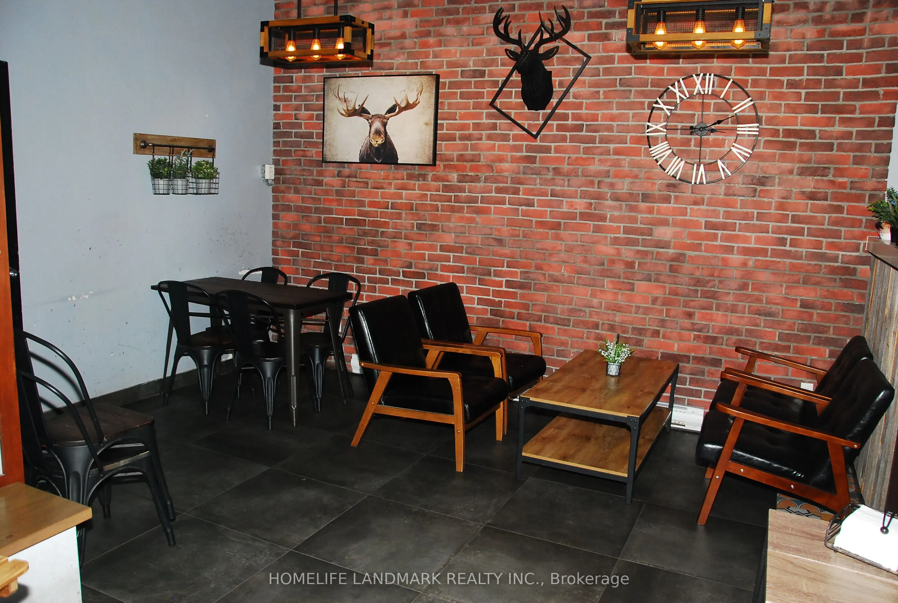 621 Bloor Street W