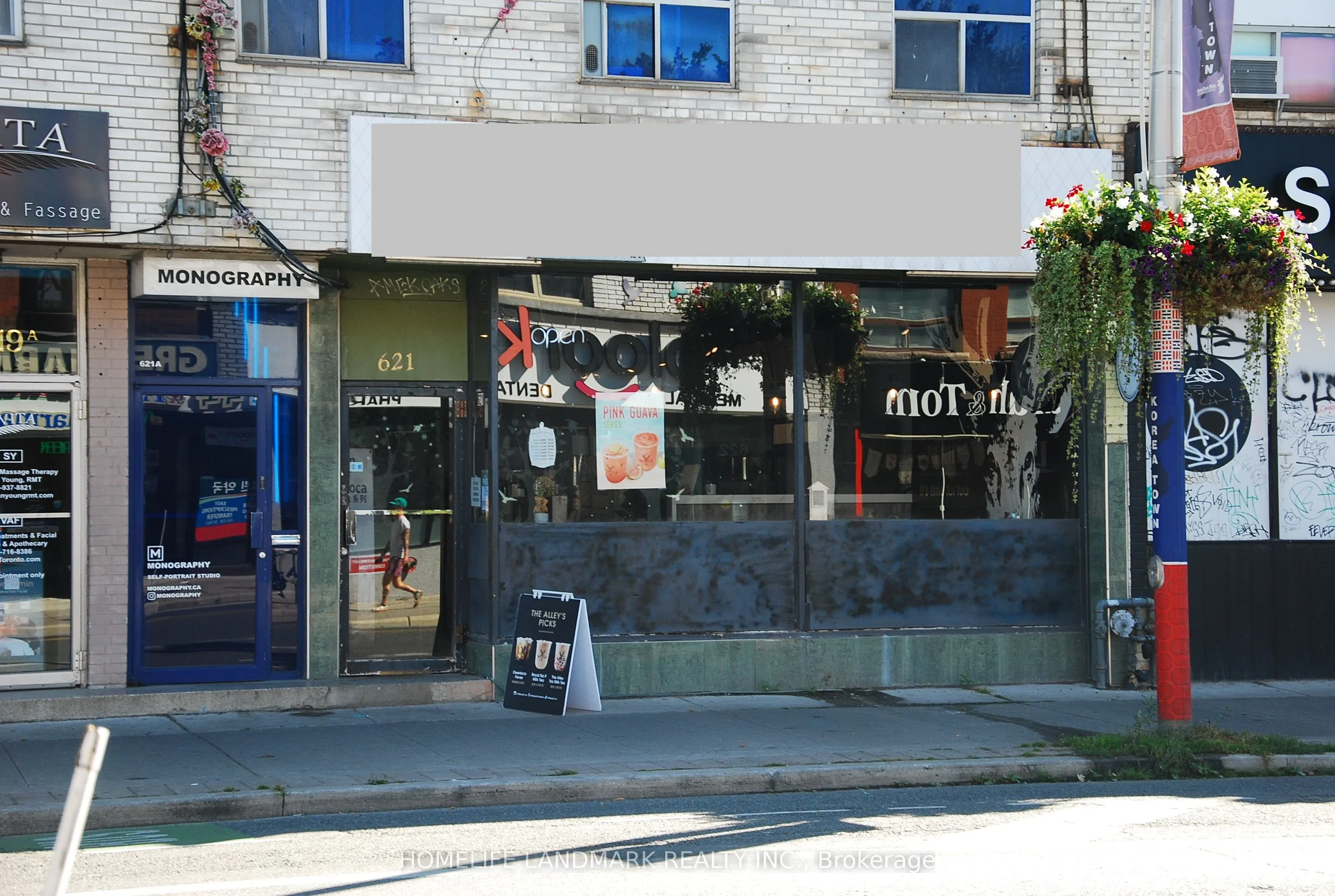 621 Bloor Street W