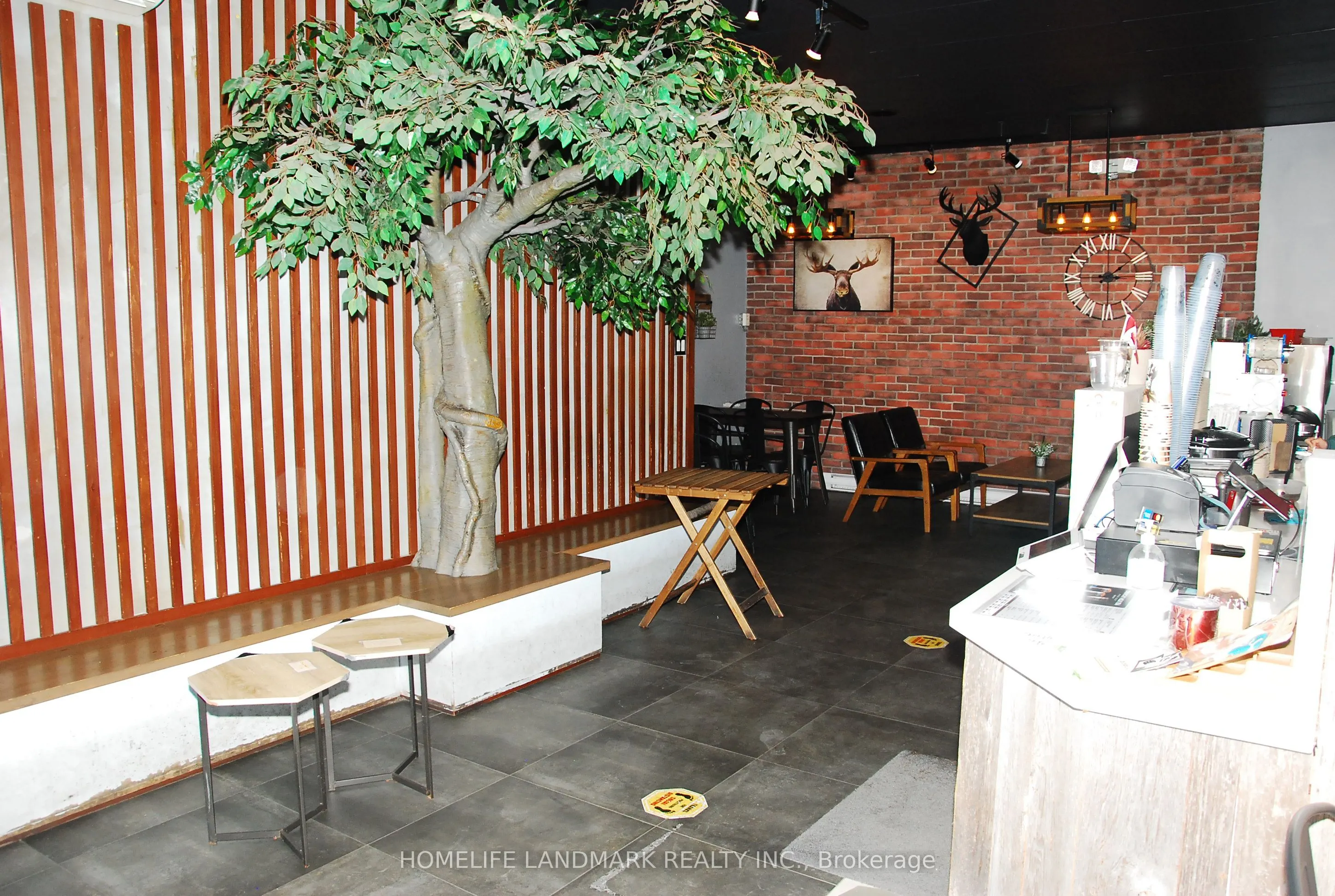 621 Bloor Street W