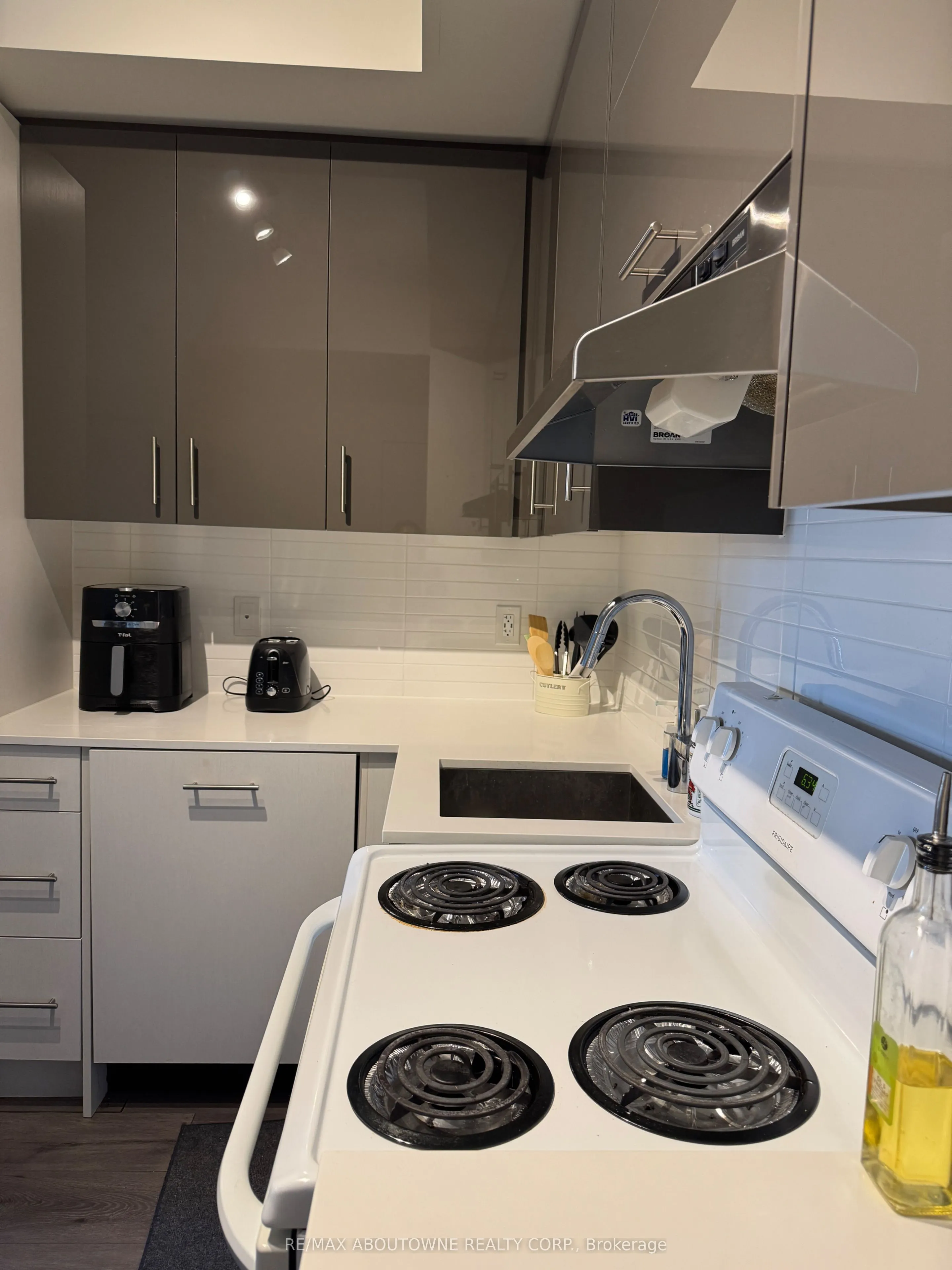 180 Fairview Mall Drive, #902