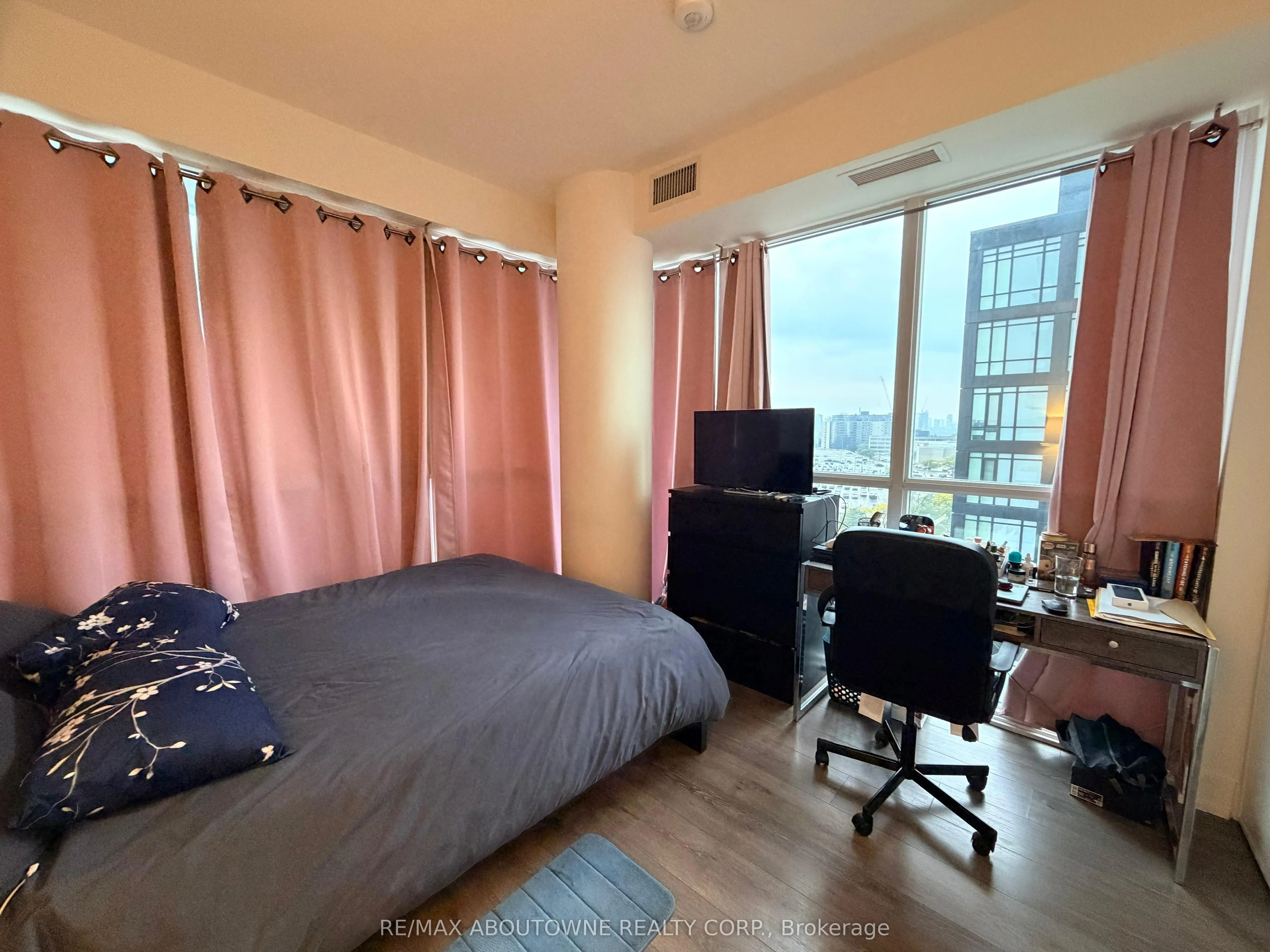 180 Fairview Mall Drive, #902