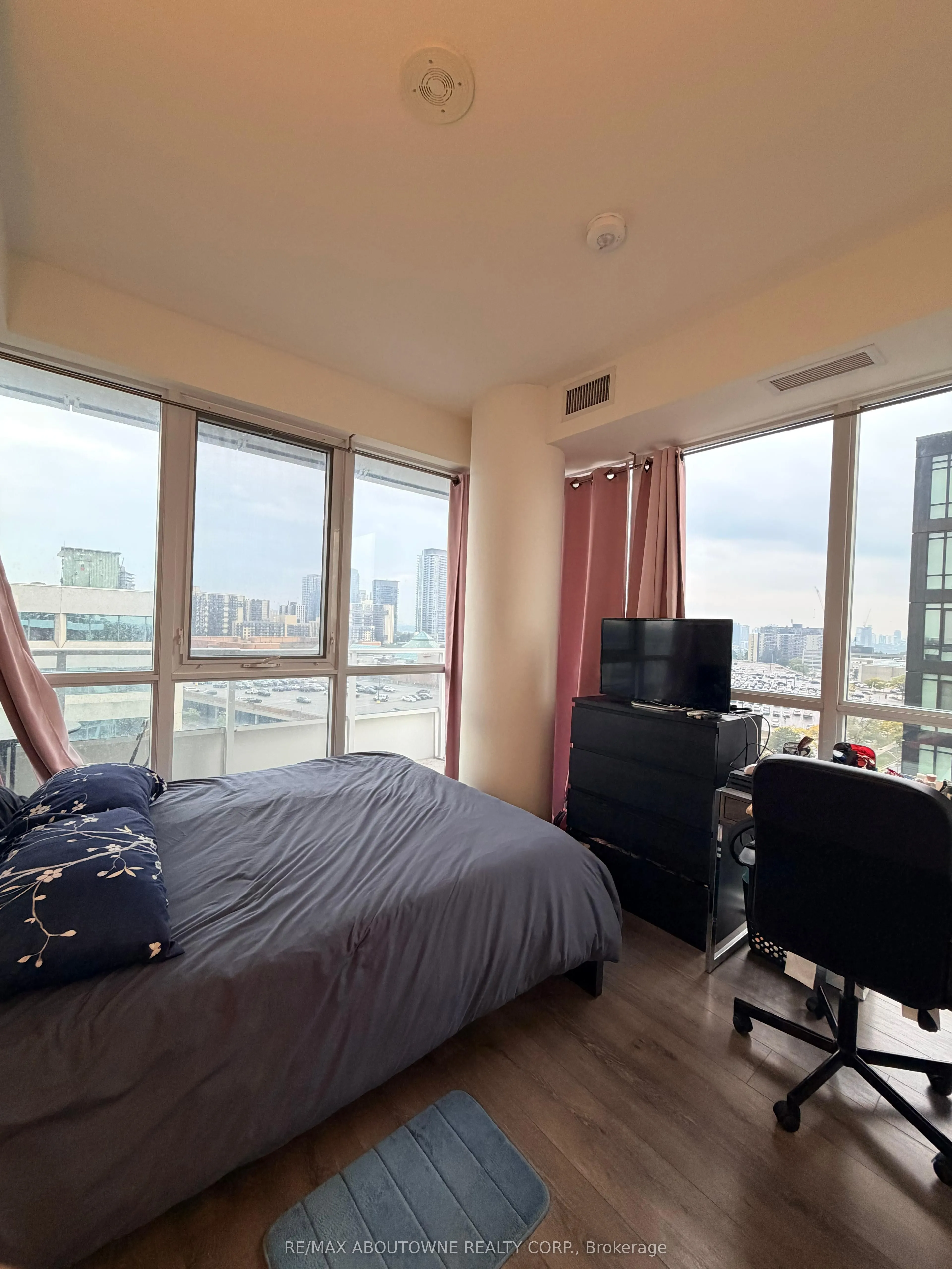 180 Fairview Mall Drive, #902