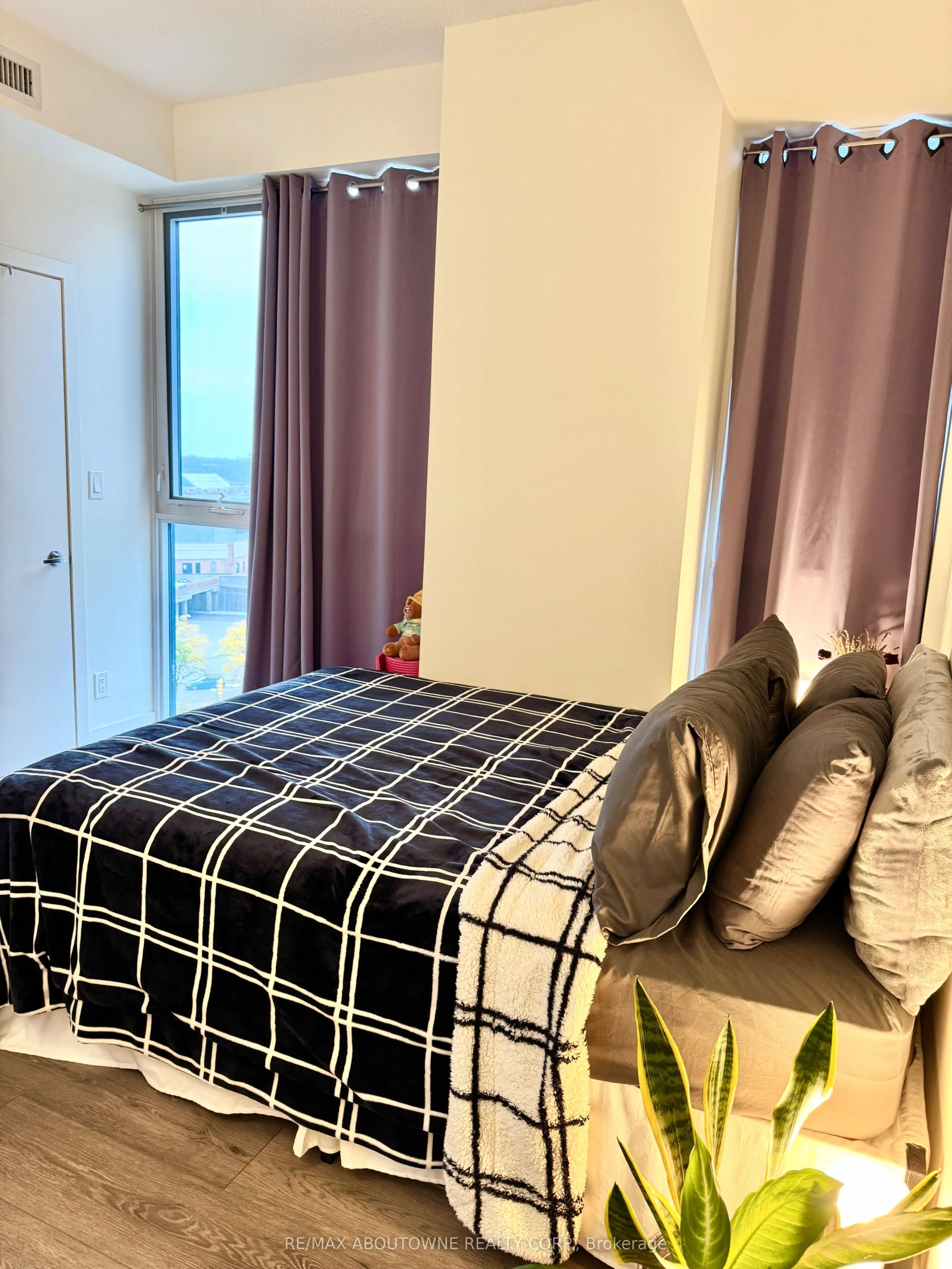 180 Fairview Mall Drive, #902