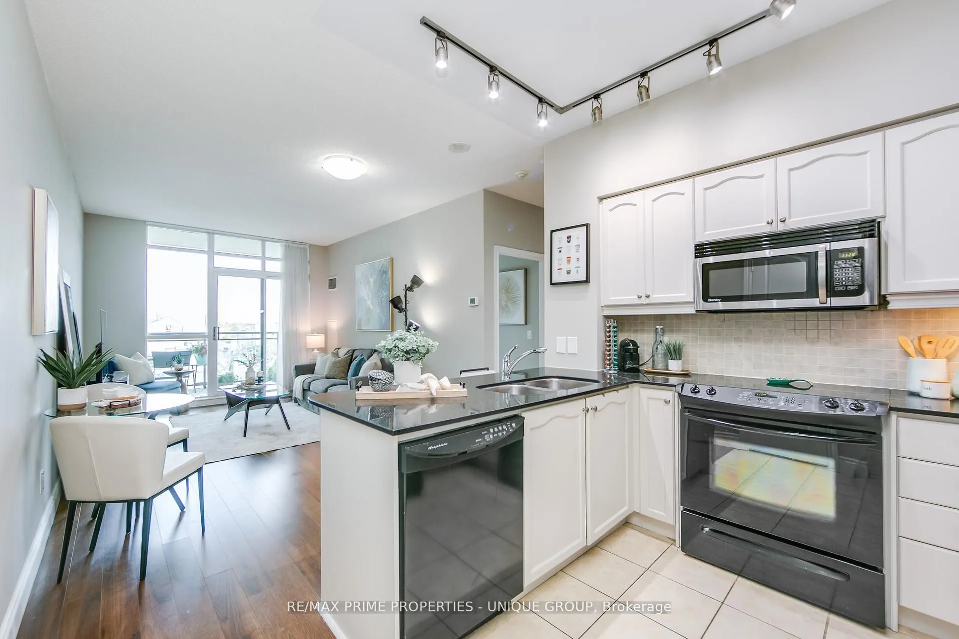 319 Merton Street, #904