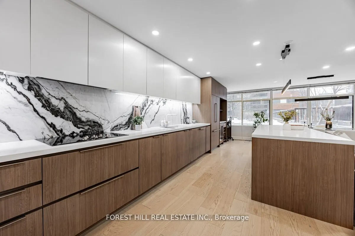 900 Yonge Street, #201