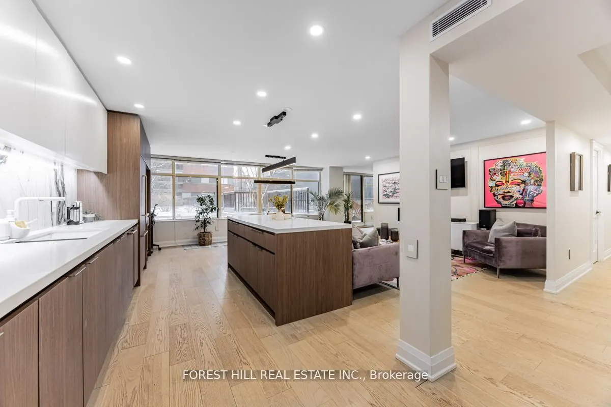 900 Yonge Street, #201