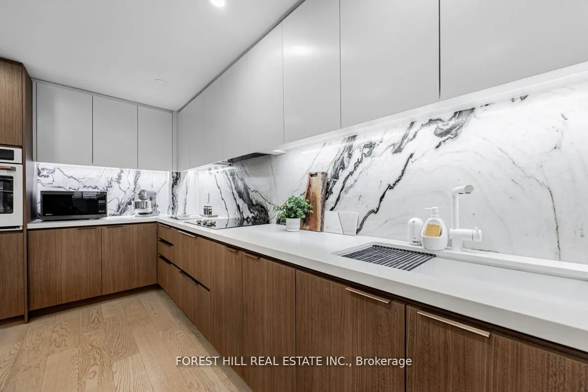 900 Yonge Street, #201