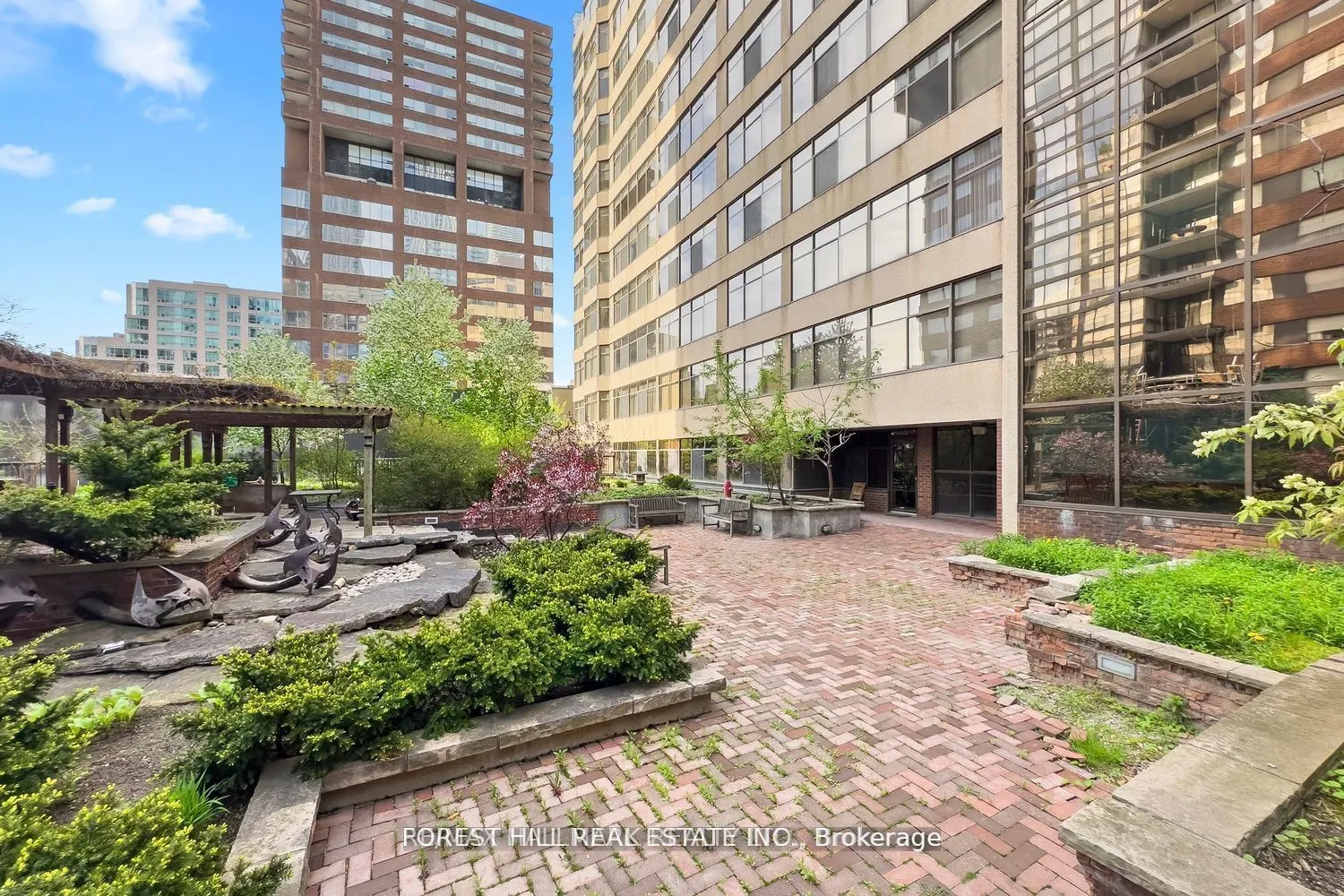 900 Yonge Street, #201