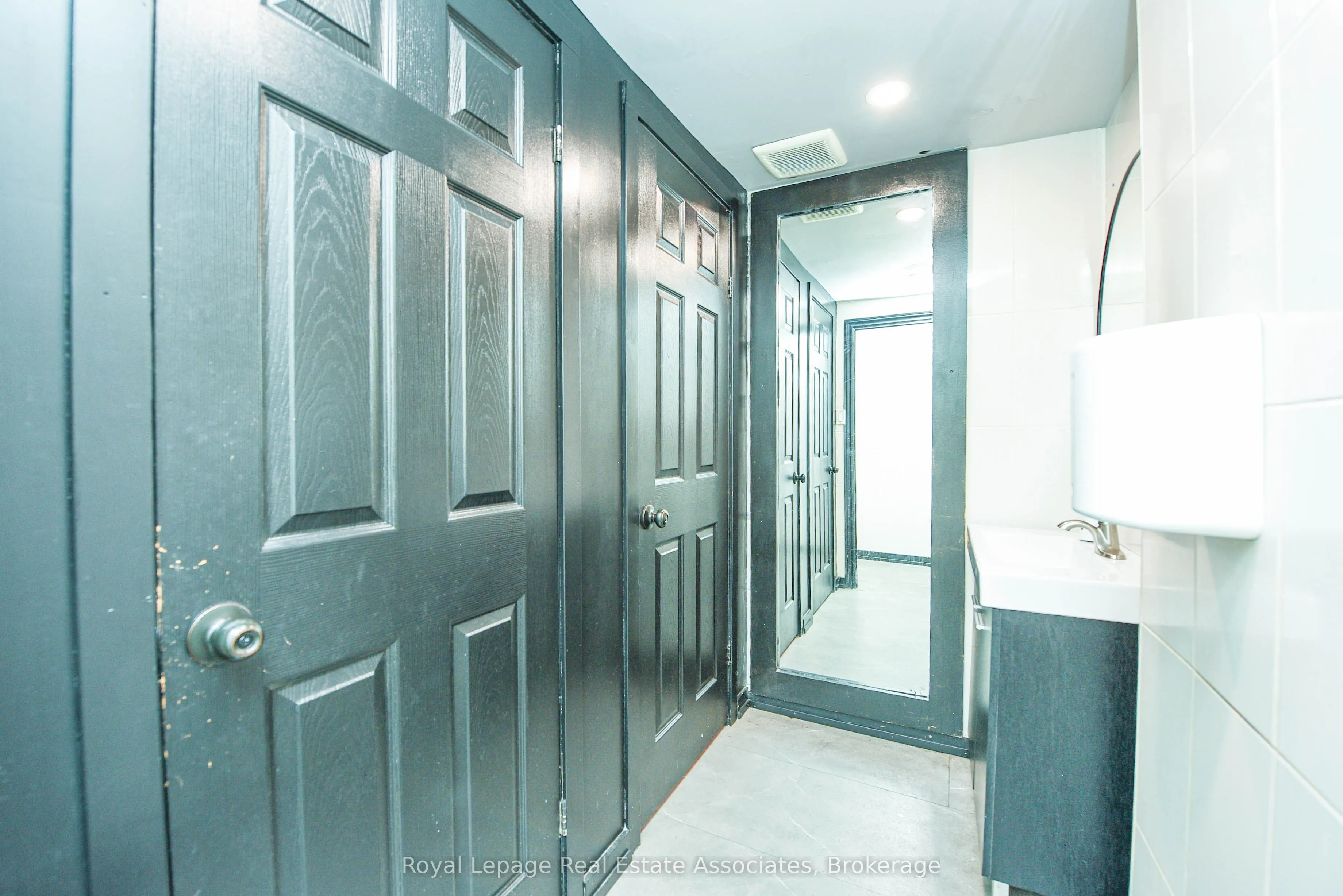 566 Queen Street W
