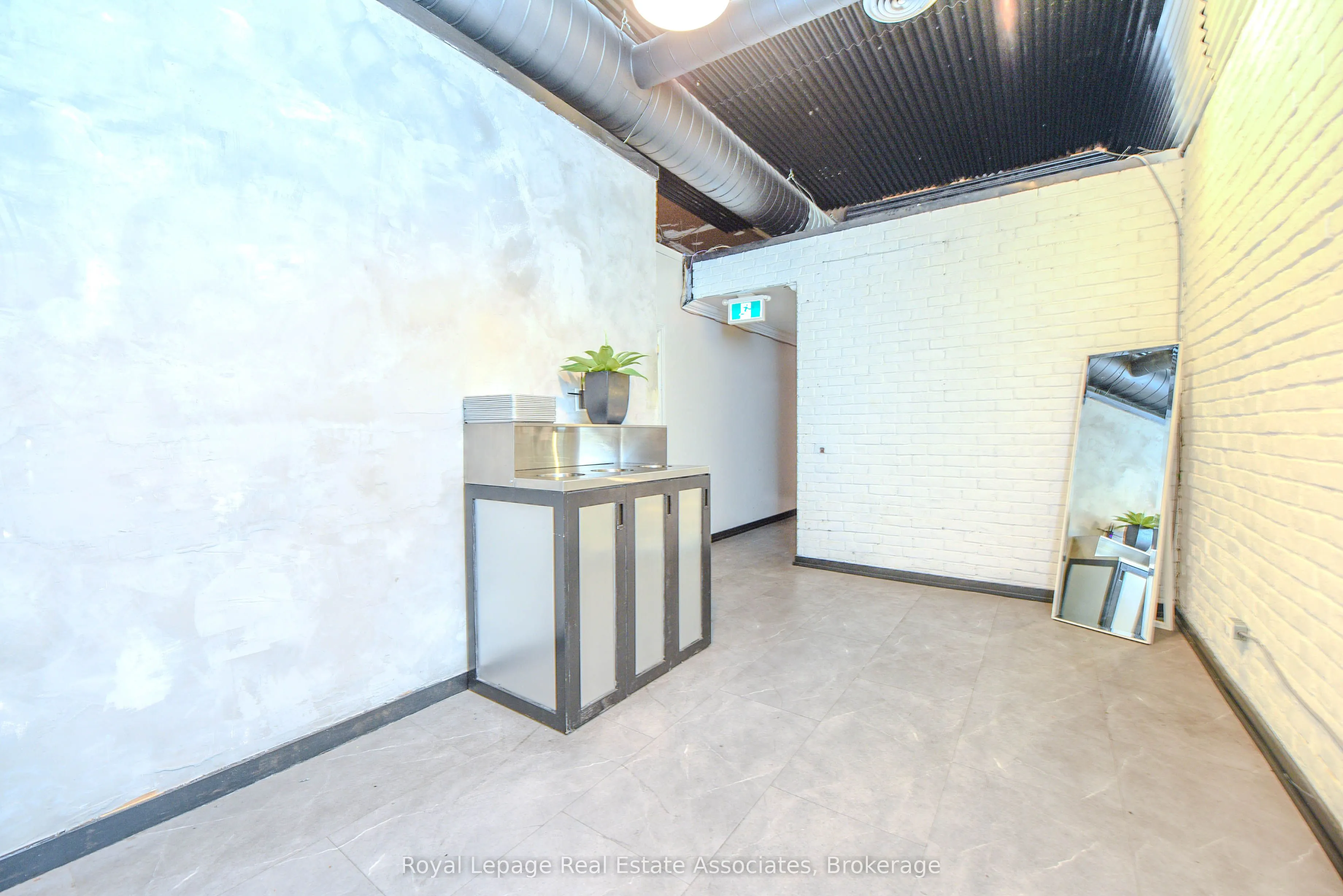 566 Queen Street W