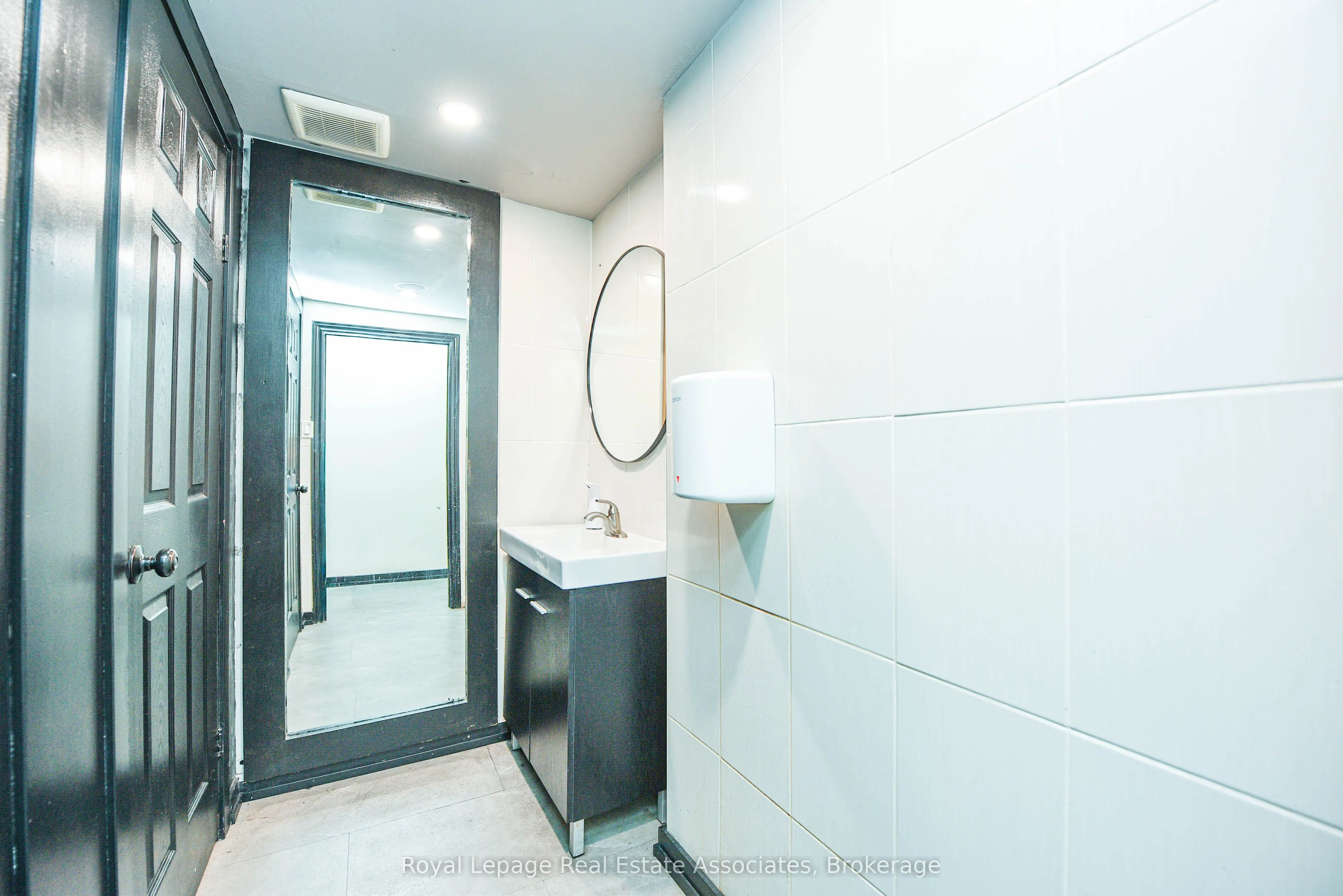 566 Queen Street W