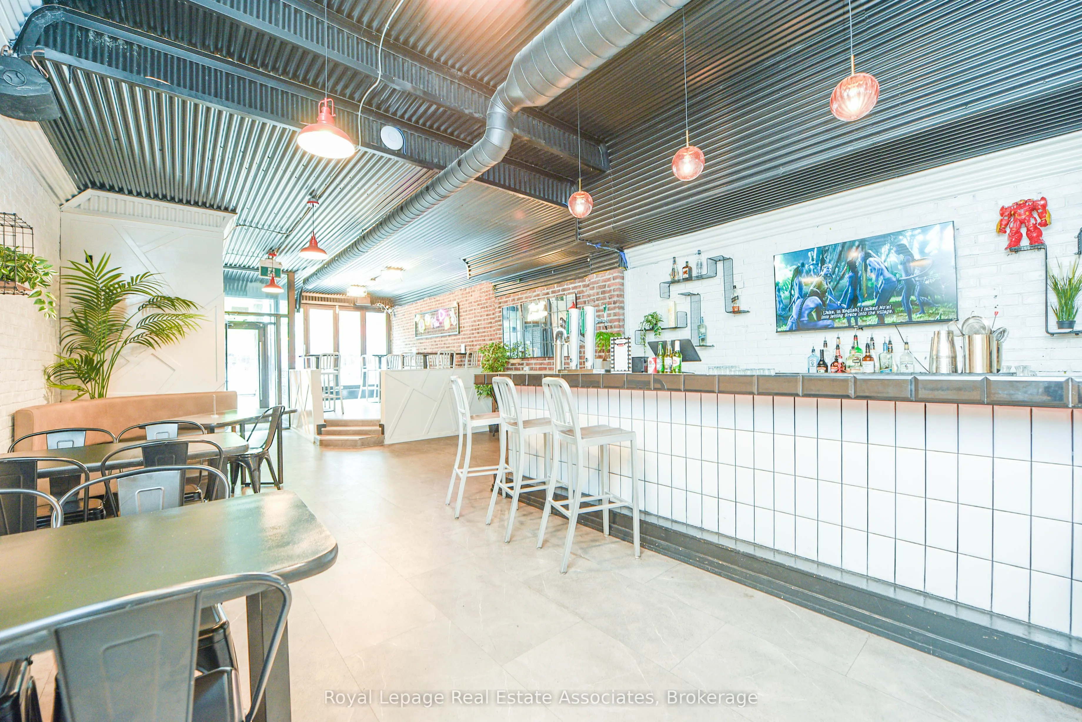 566 Queen Street W