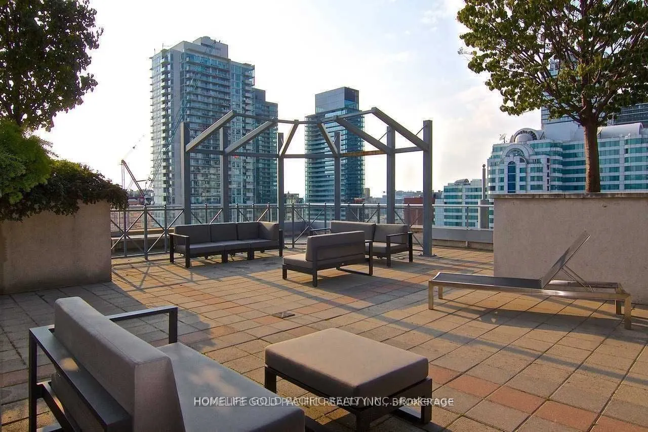 250 Wellington Street W, #734
