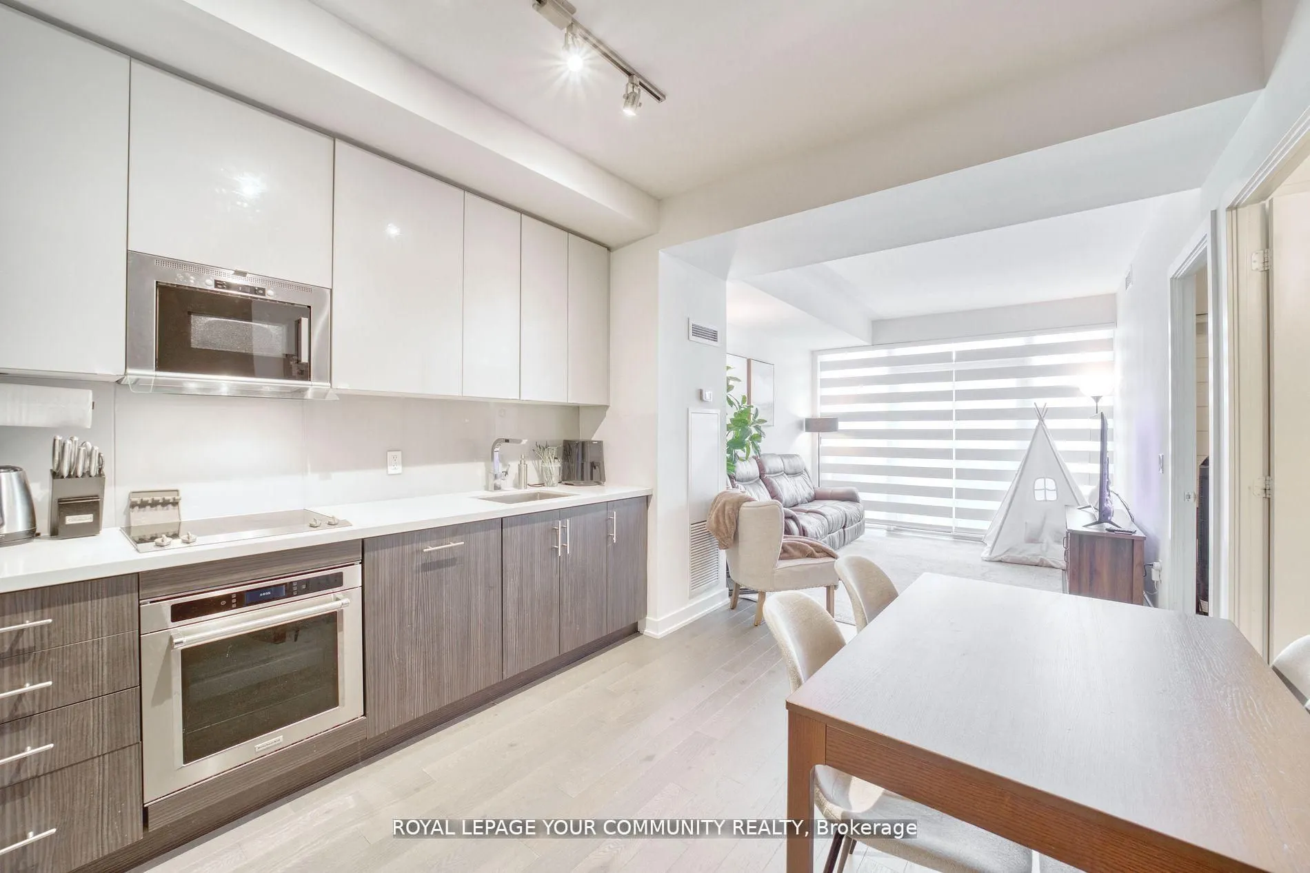 330 Richmond Street W, #1711