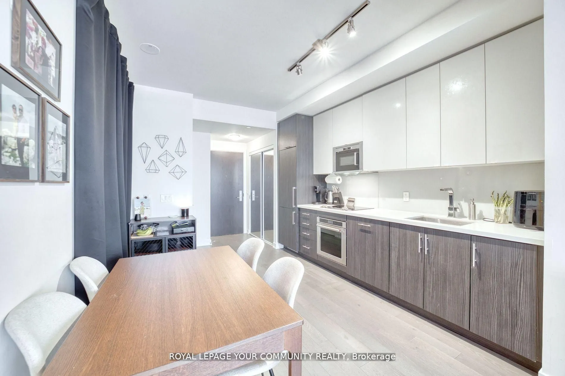 330 Richmond Street W, #1711