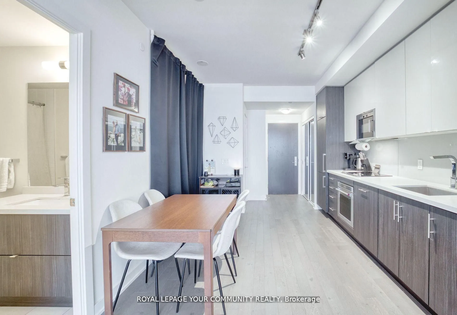 330 Richmond Street W, #1711