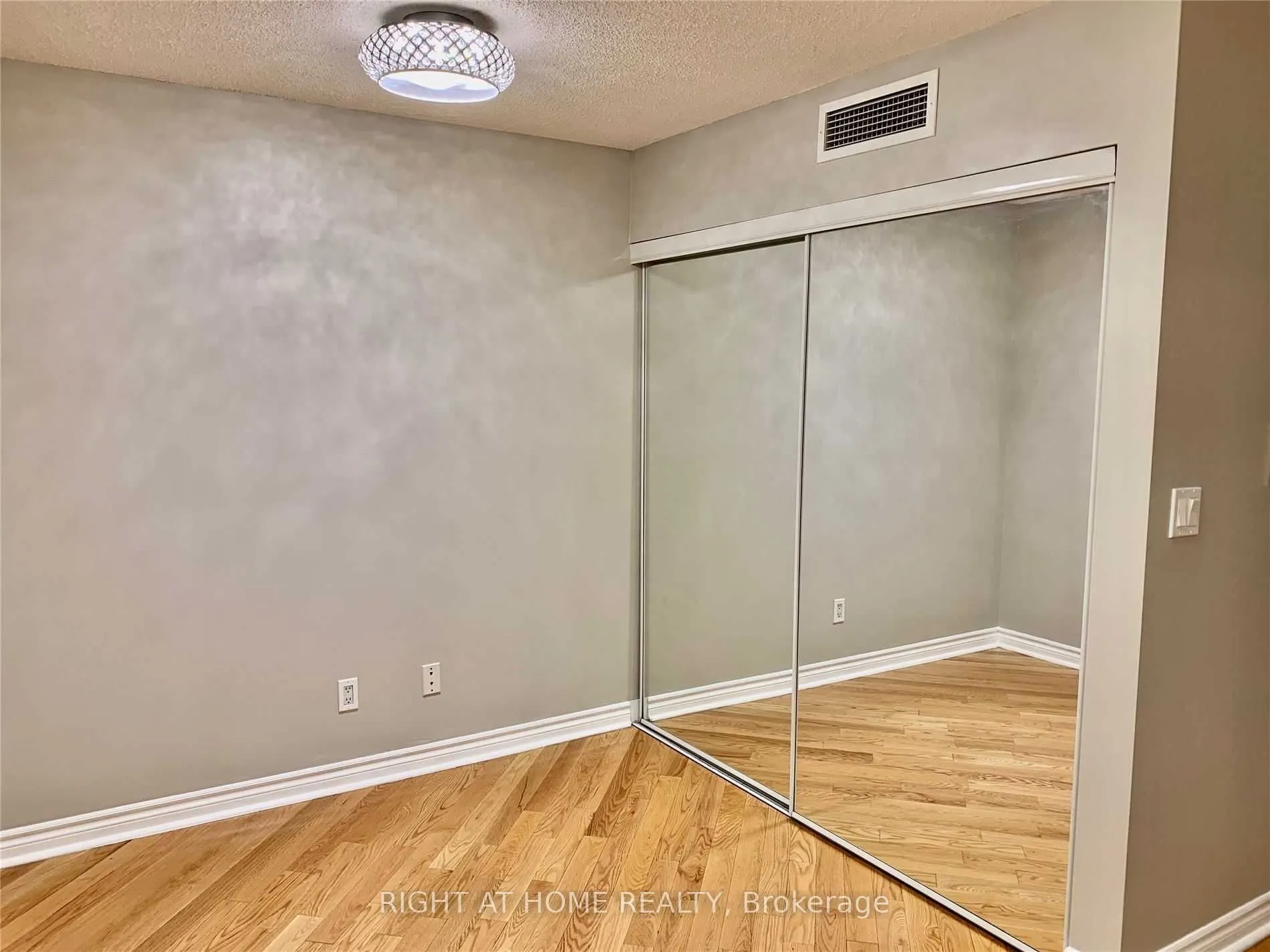 270 Wellington Street W, #608