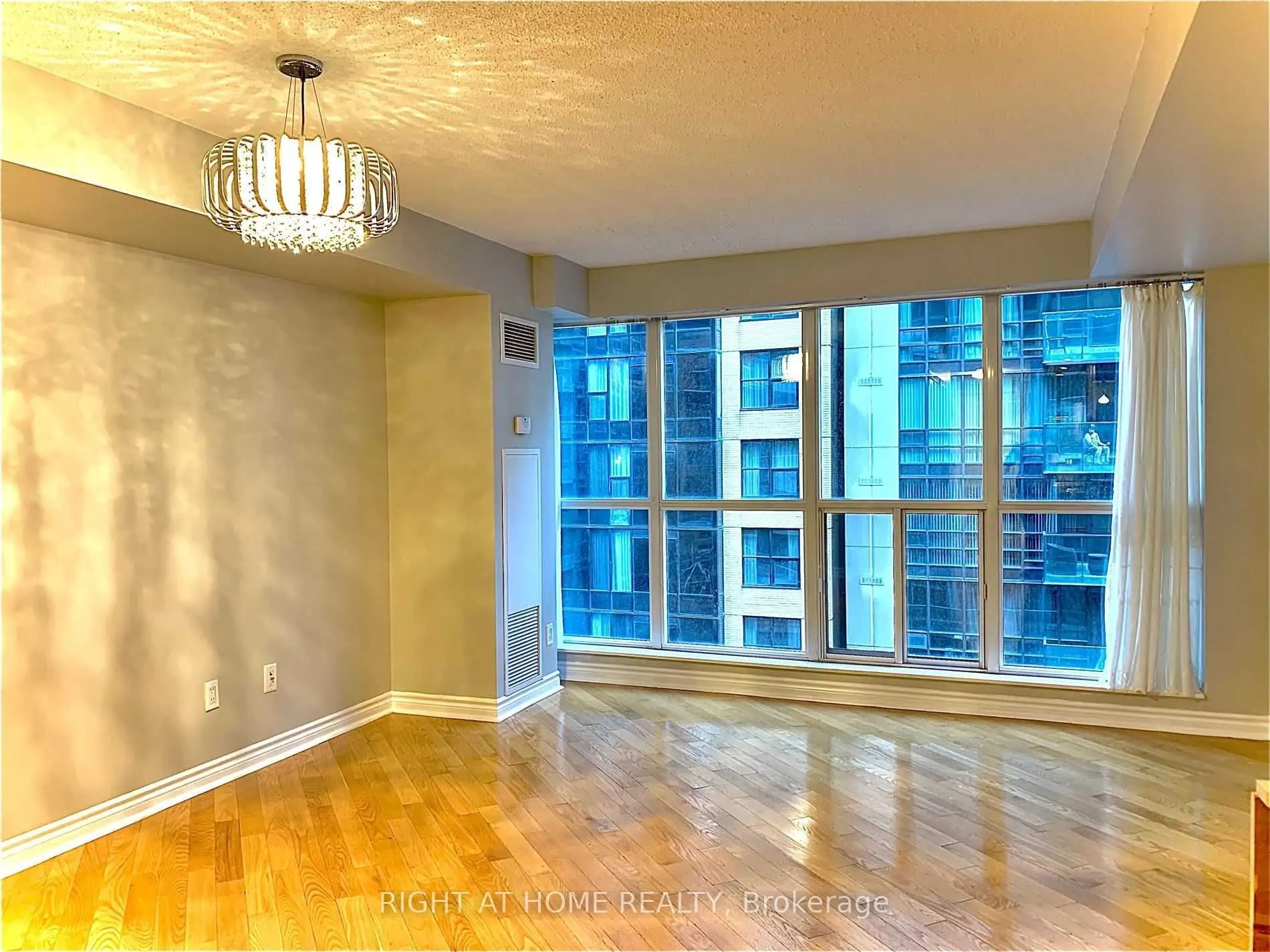 270 Wellington Street W, #608