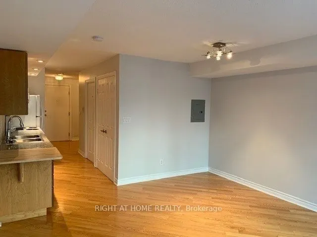 270 Wellington Street W, #608