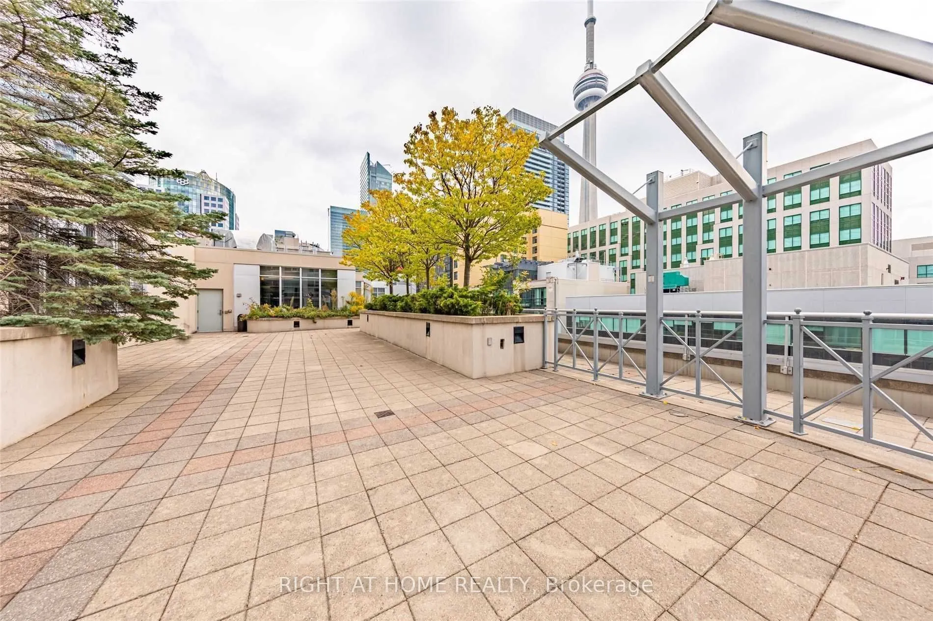 270 Wellington Street W, #608
