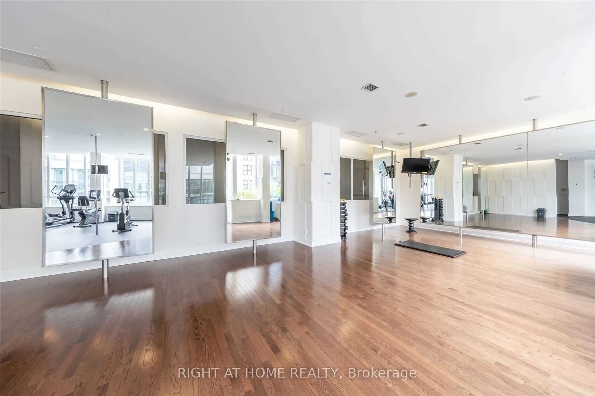 270 Wellington Street W, #608