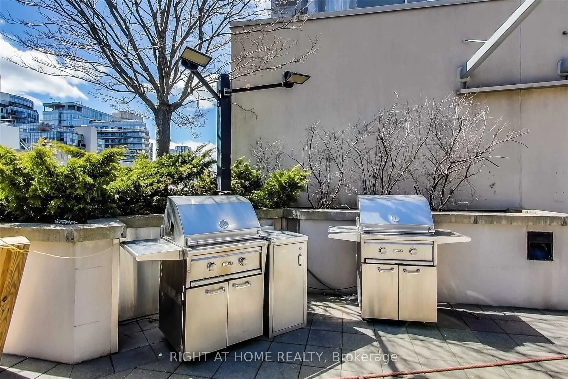 270 Wellington Street W, #608
