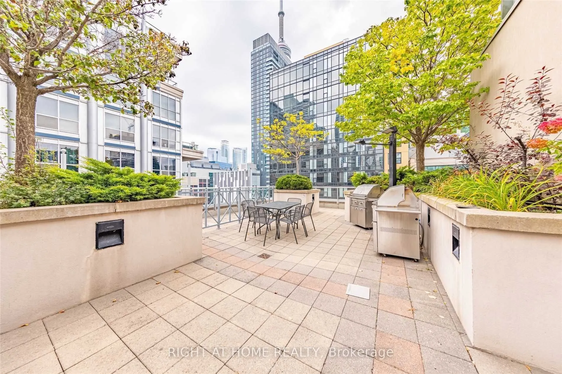 270 Wellington Street W, #608