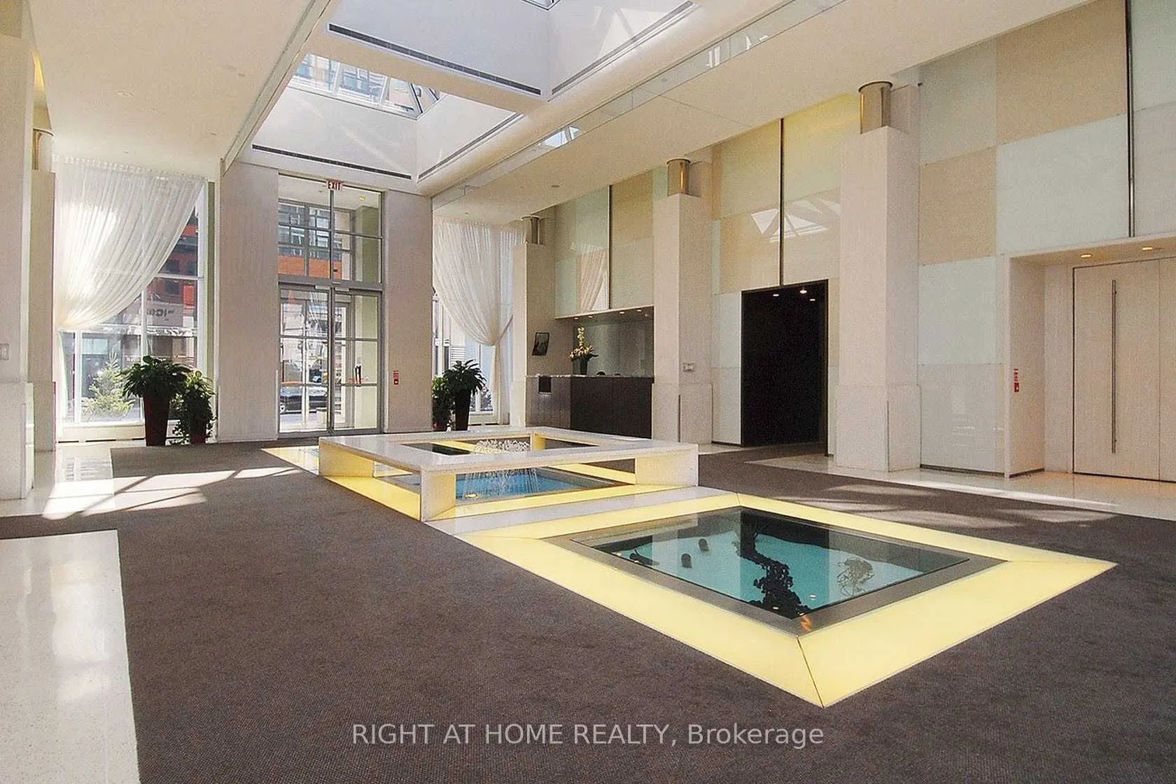 270 Wellington Street W, #608