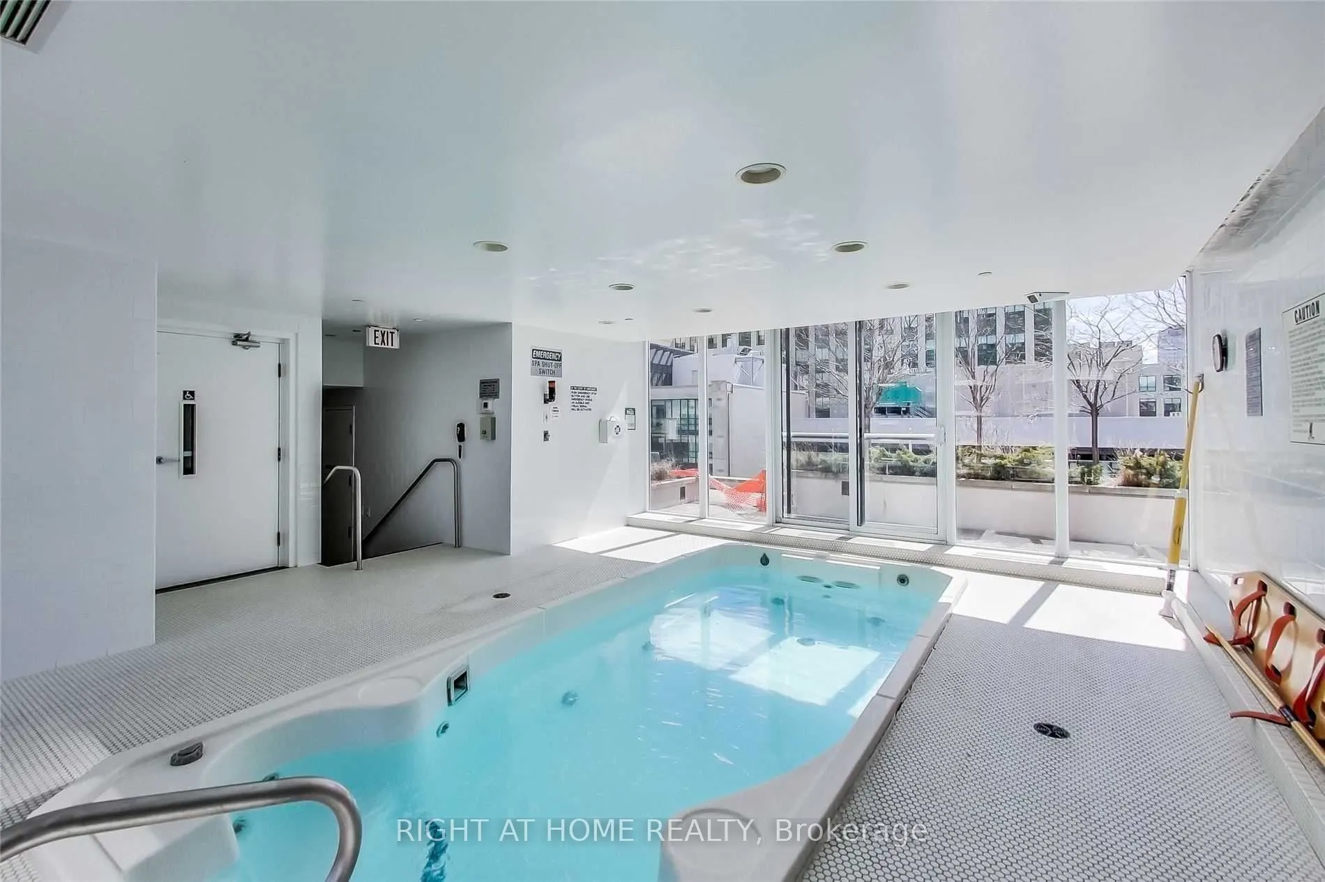 270 Wellington Street W, #608