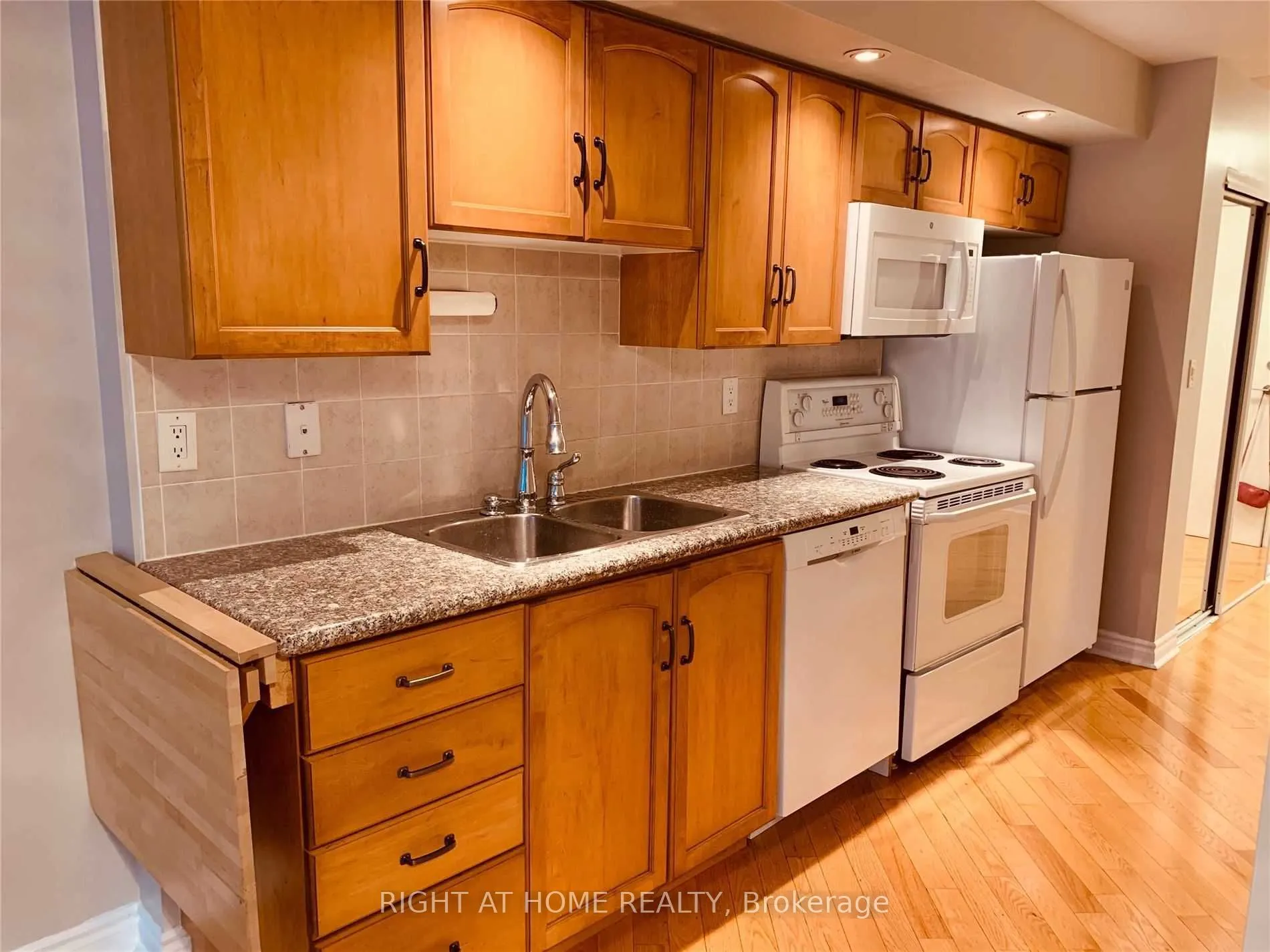270 Wellington Street W, #608