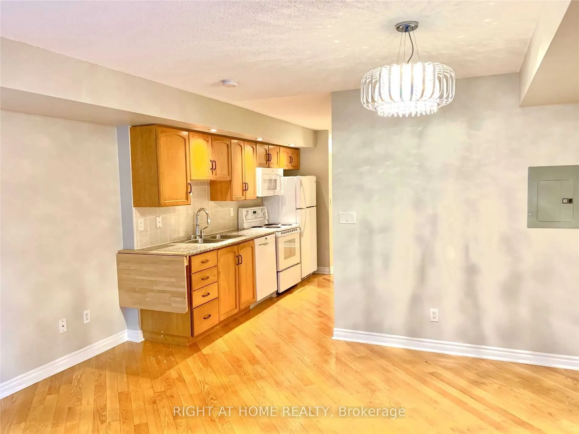270 Wellington Street W, #608