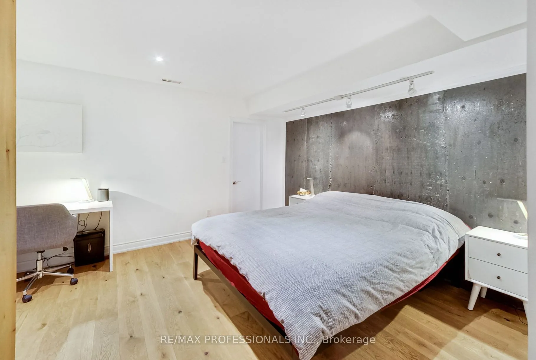 141 Claremont Street E, #Main & Lower