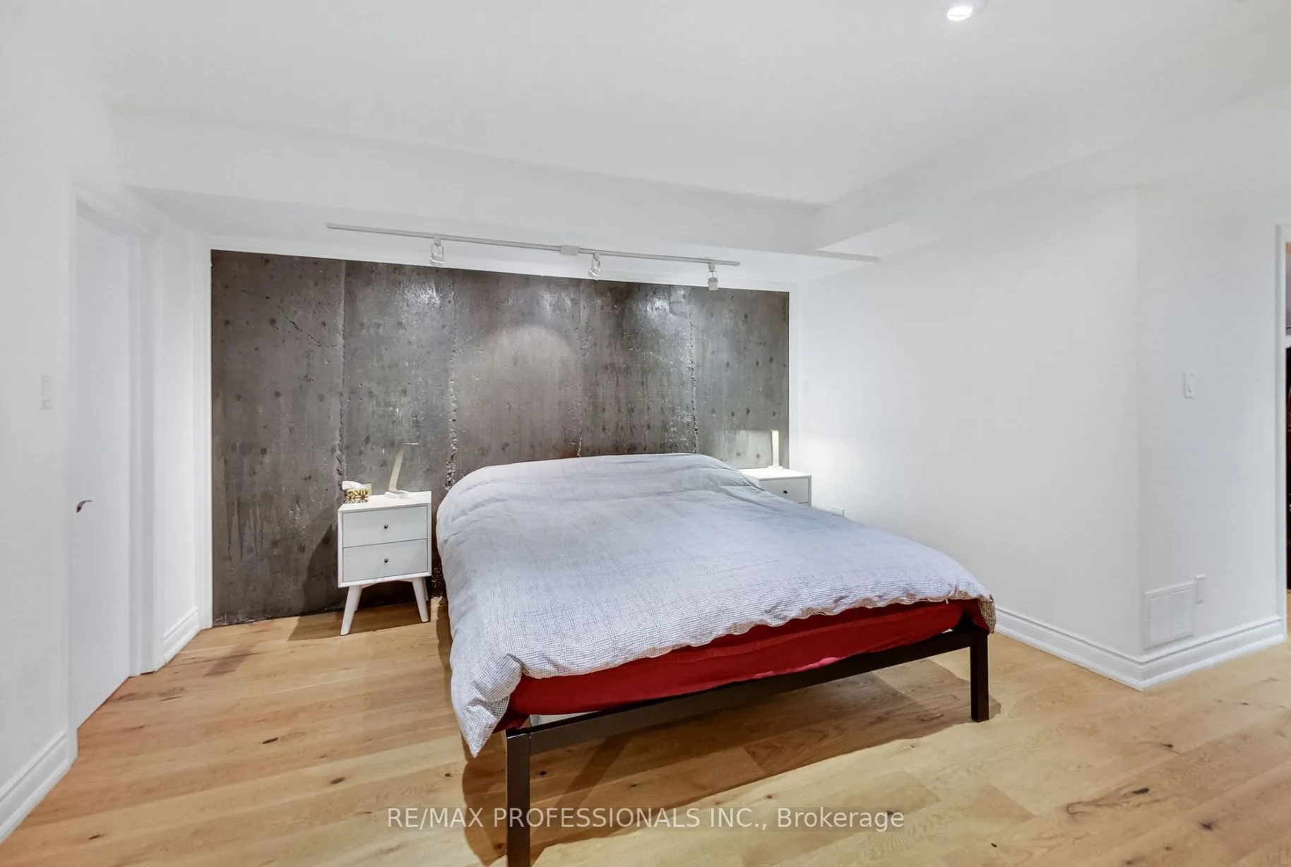 141 Claremont Street E, #Main & Lower