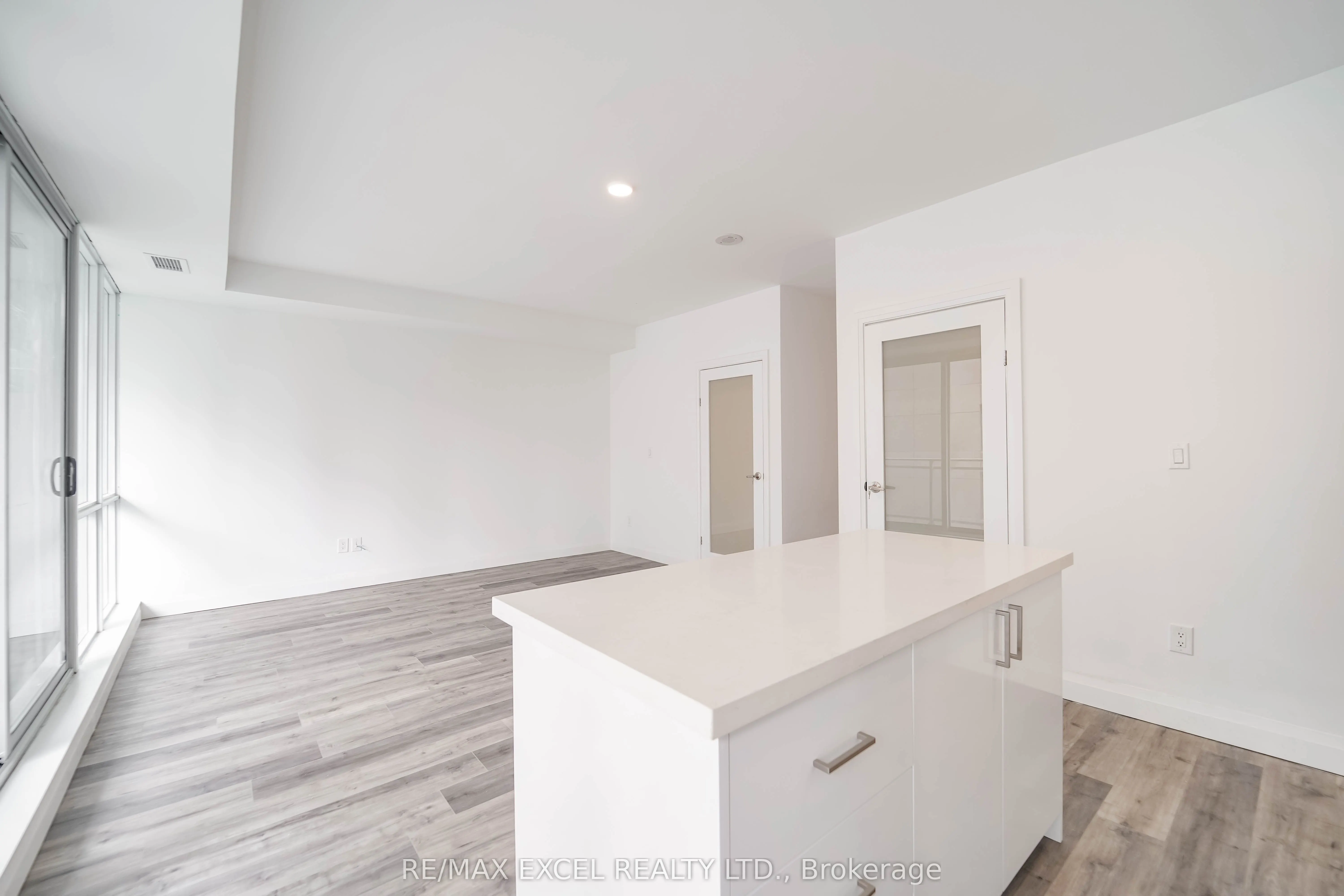 220 Victoria Street, #1205