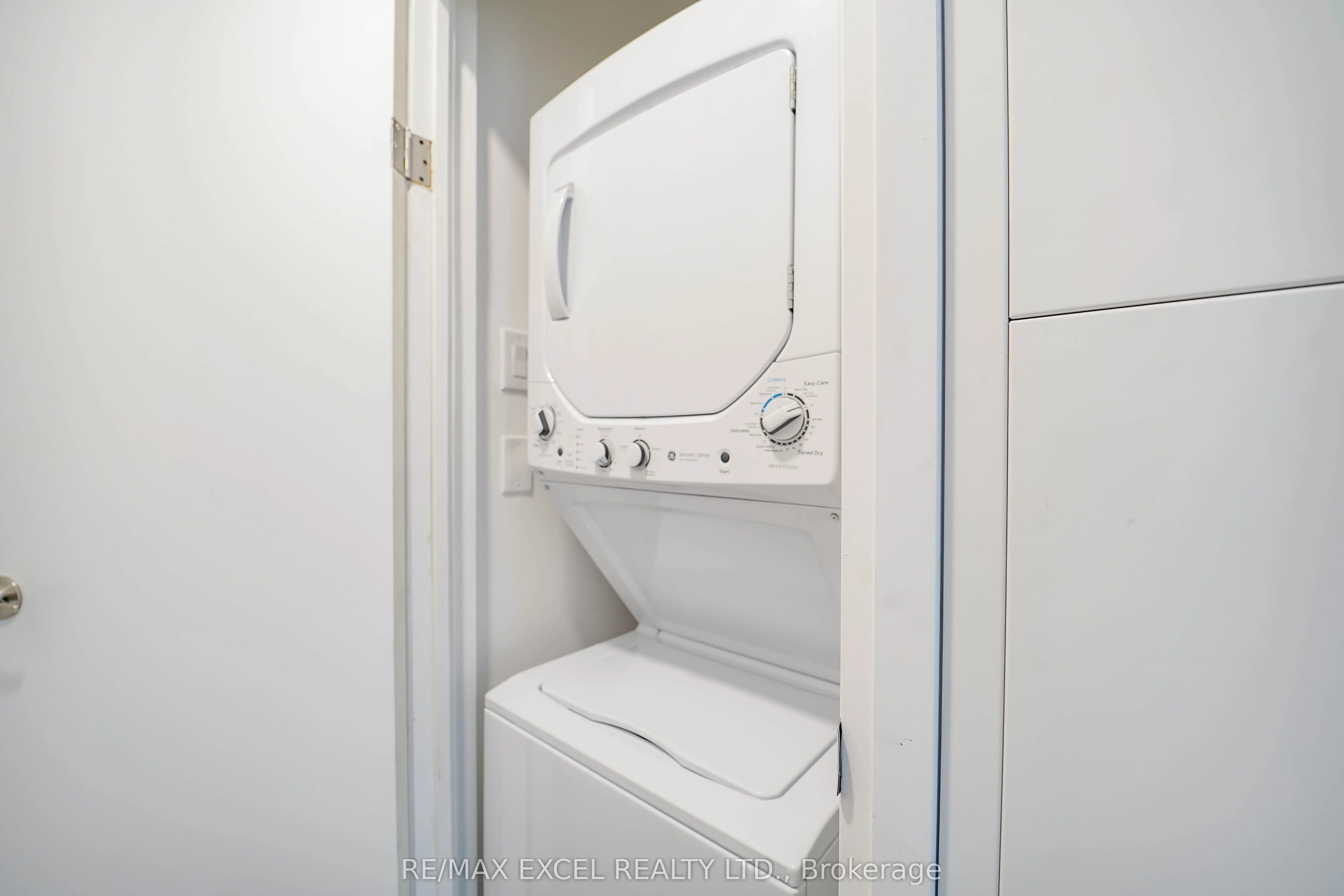 220 Victoria Street, #1205