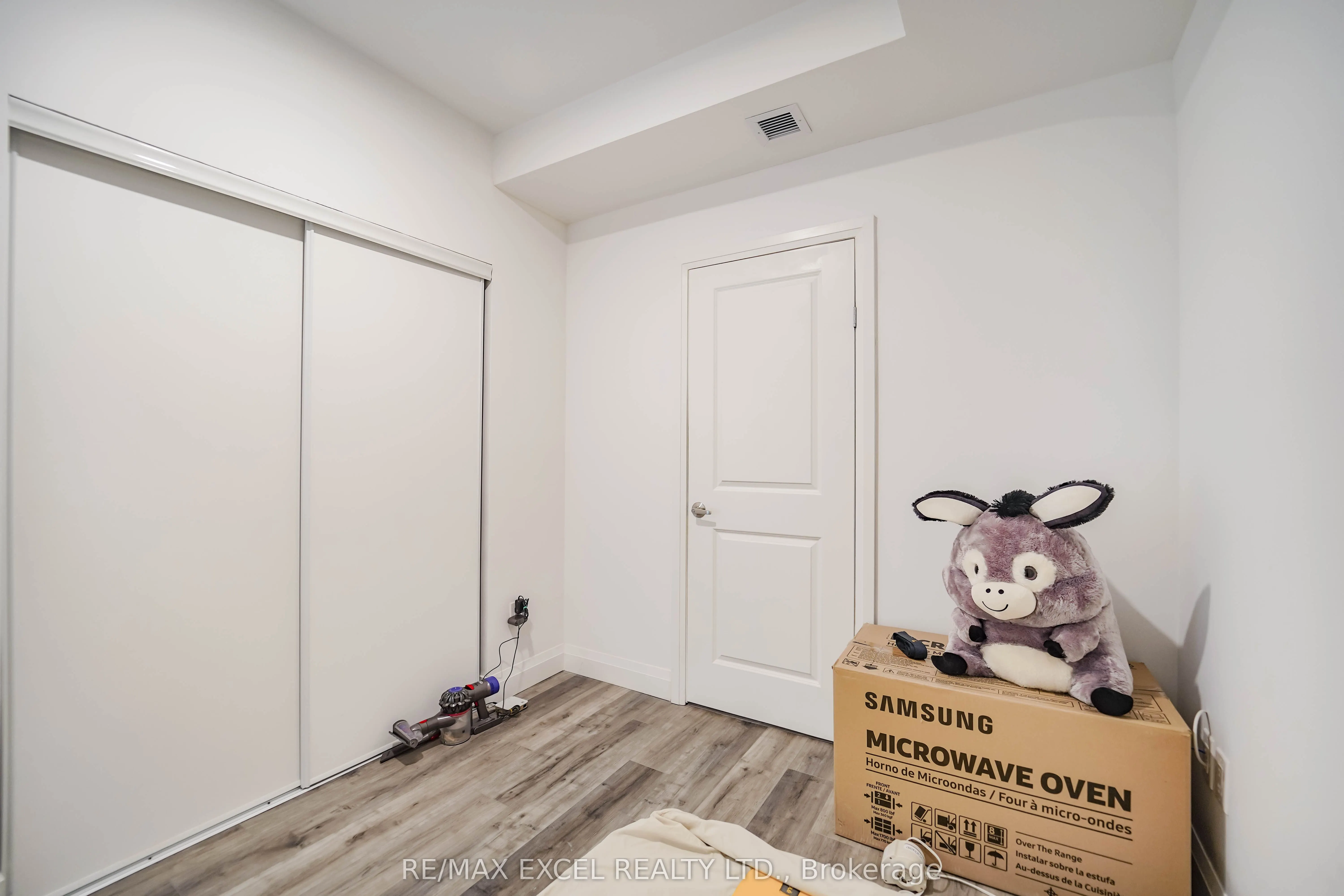 220 Victoria Street, #1205