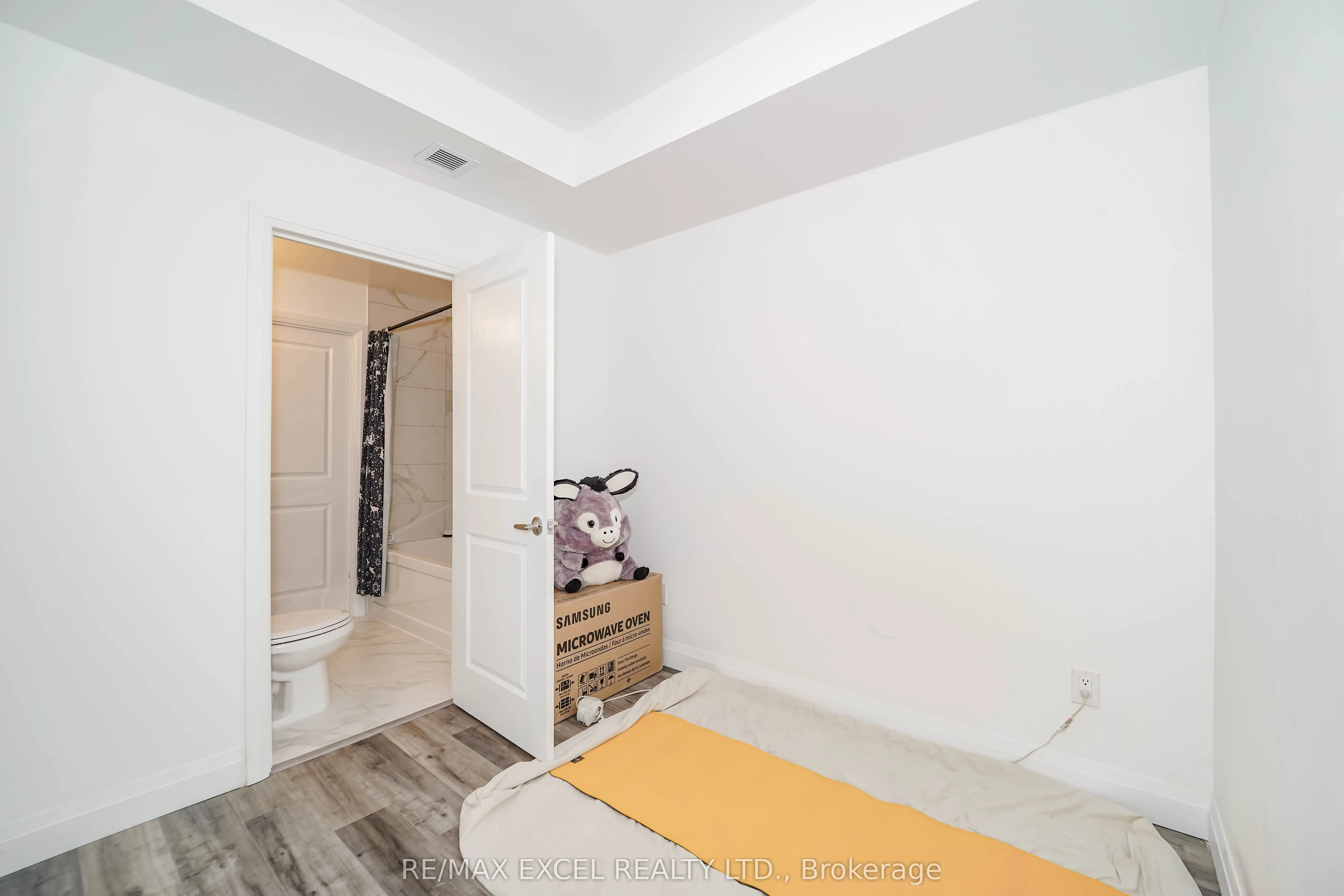 220 Victoria Street, #1205