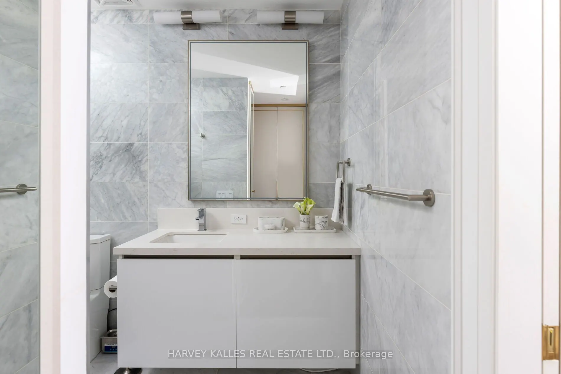 151 Avenue Road, #805
