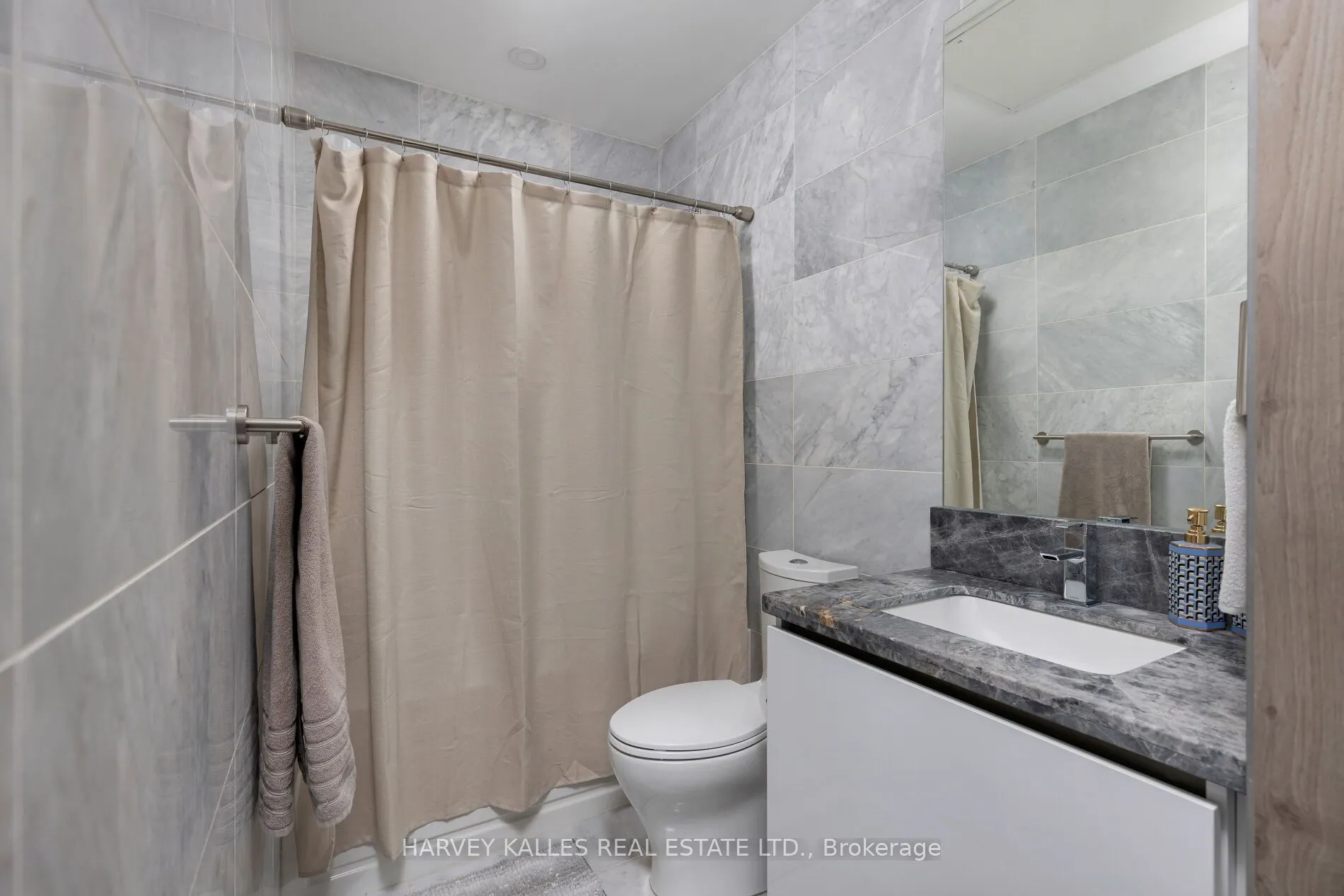 151 Avenue Road, #805