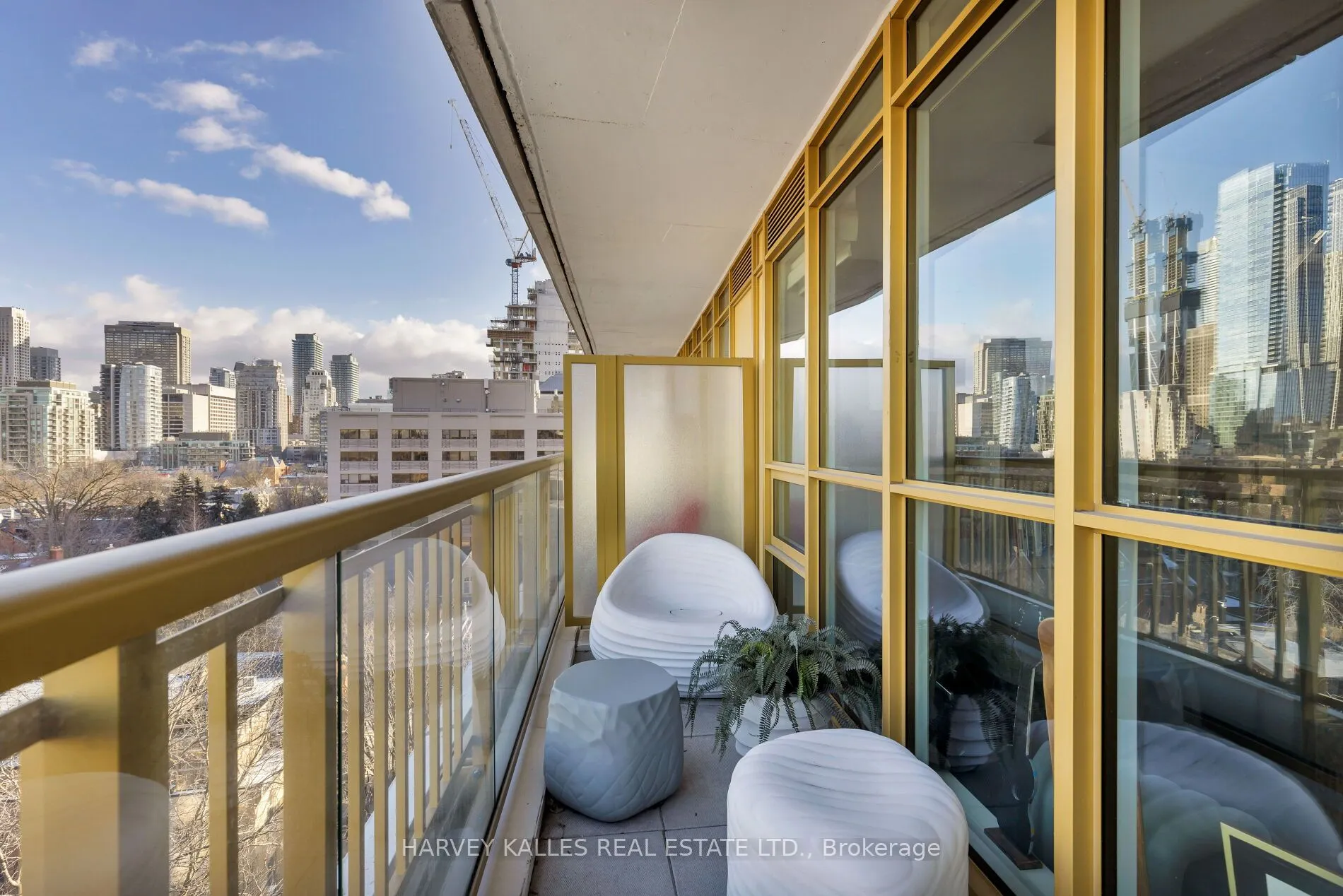 151 Avenue Road, #805