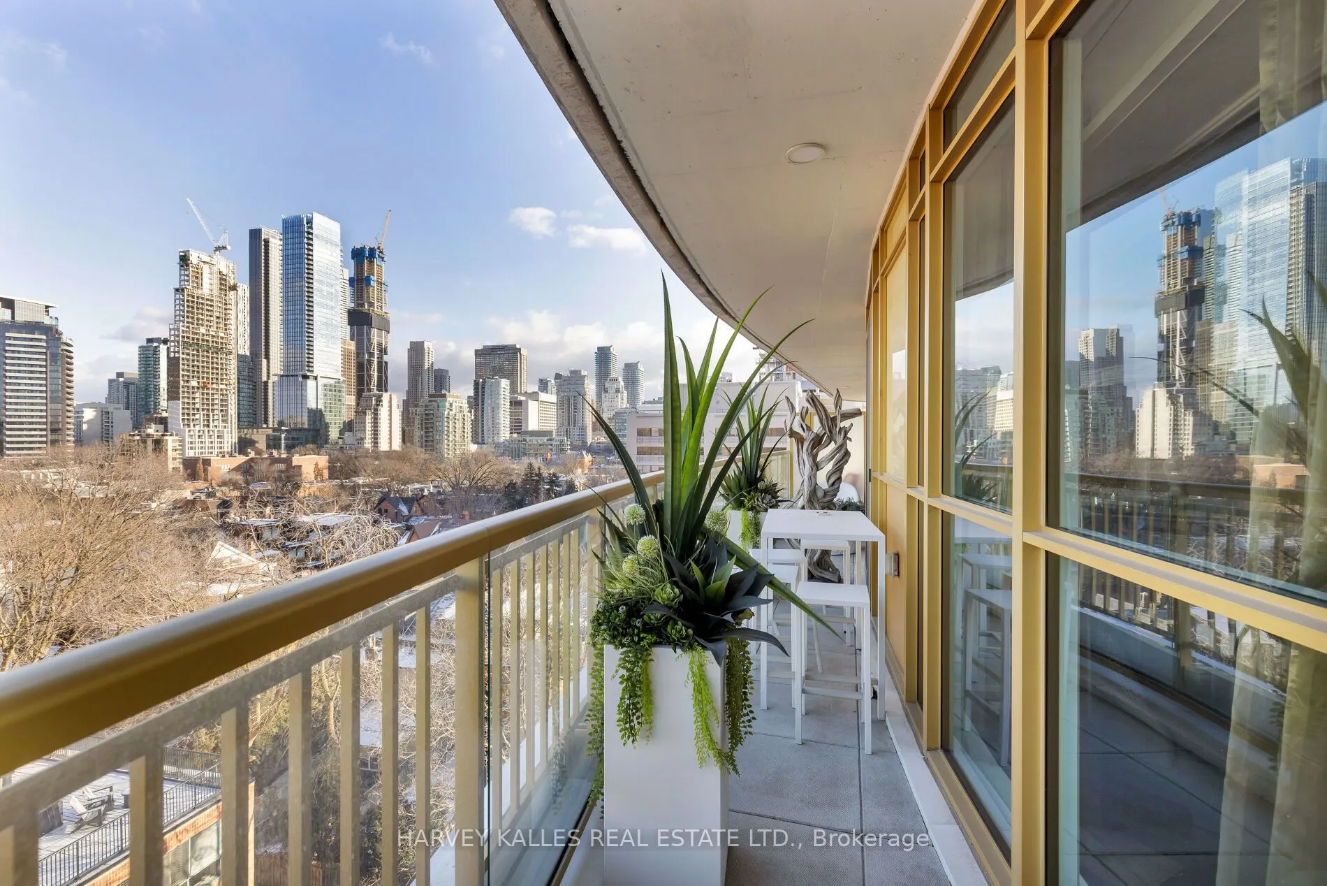 151 Avenue Road, #805