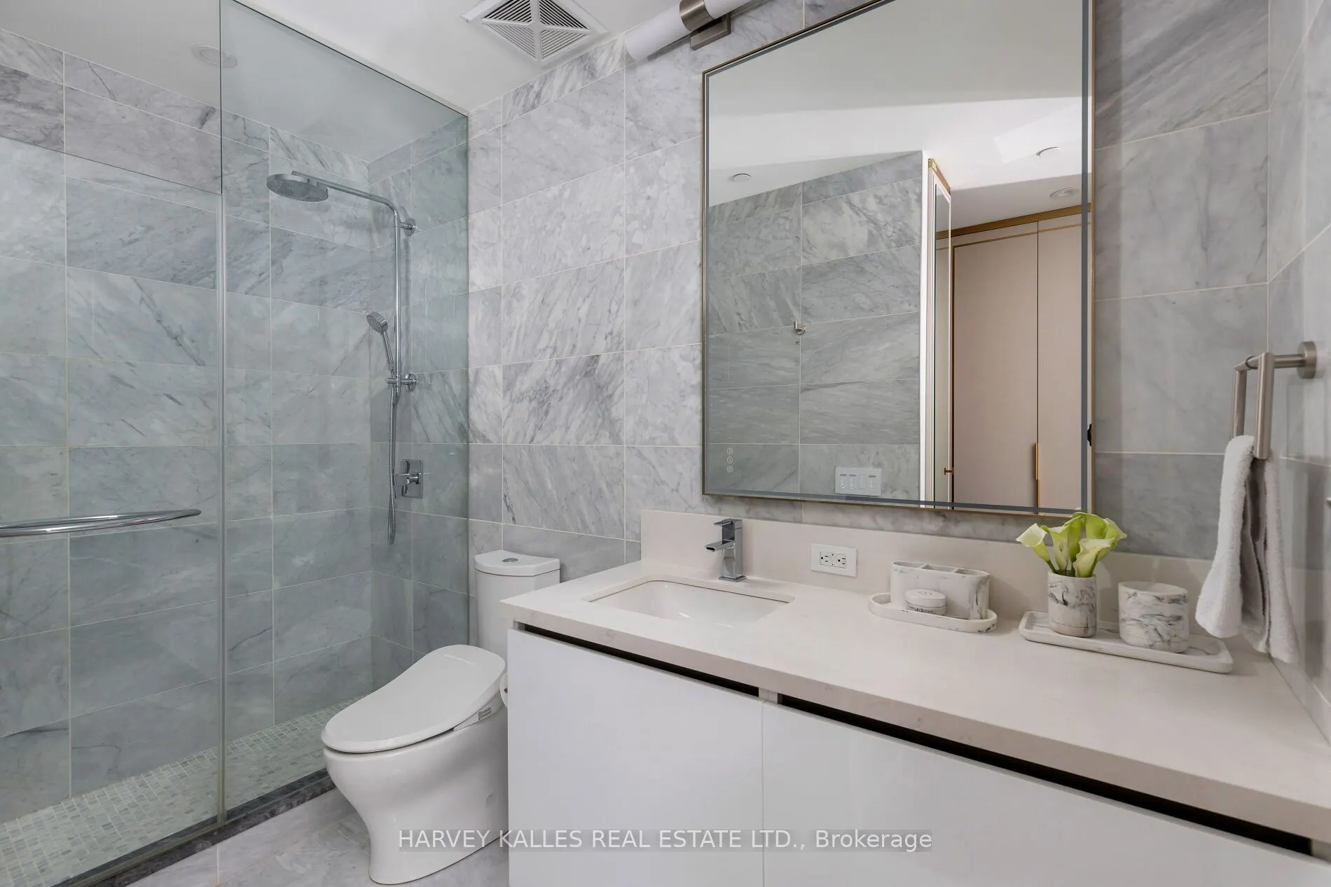151 Avenue Road, #805