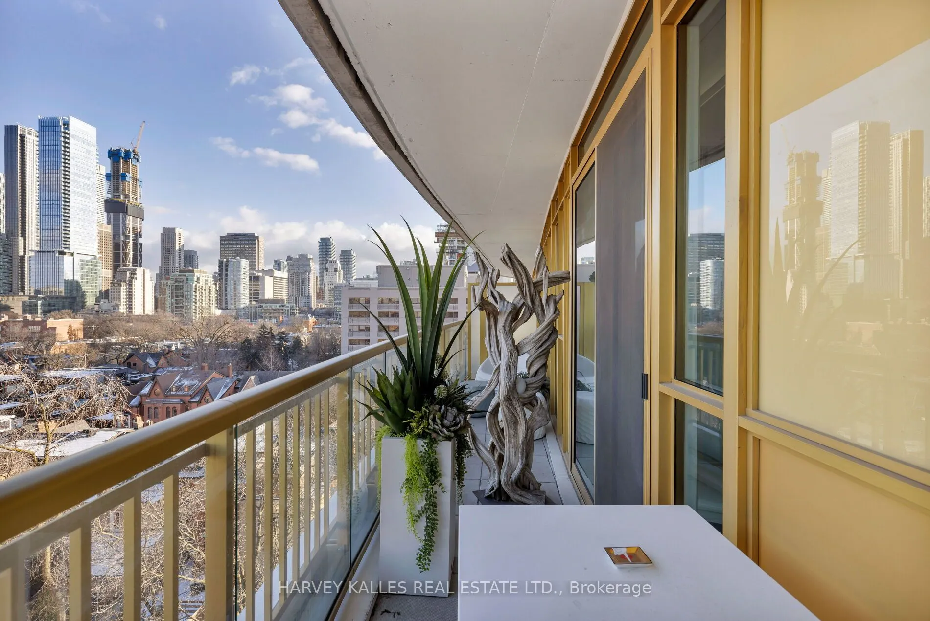151 Avenue Road, #805