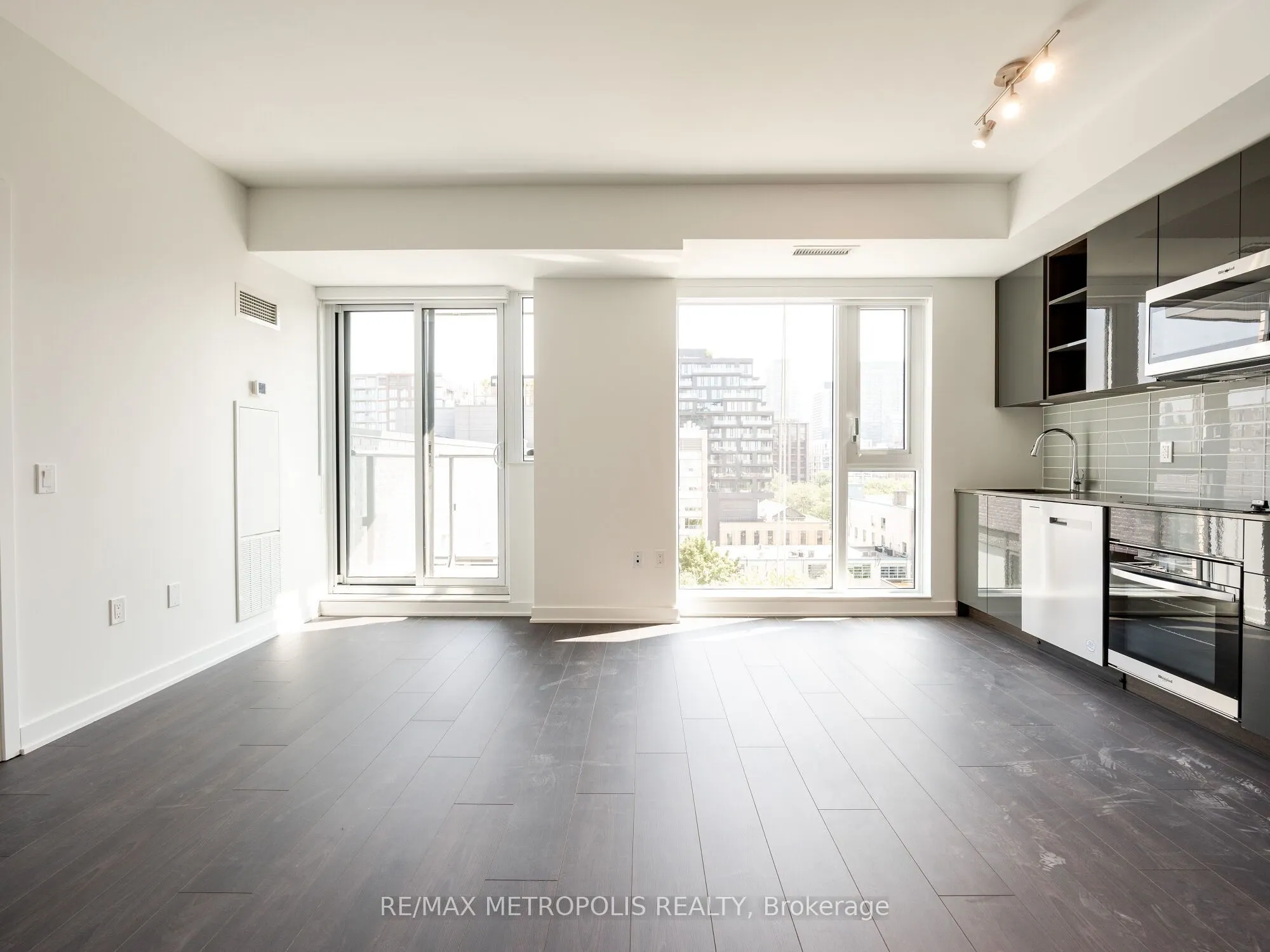 543 Richmond Street W, #806