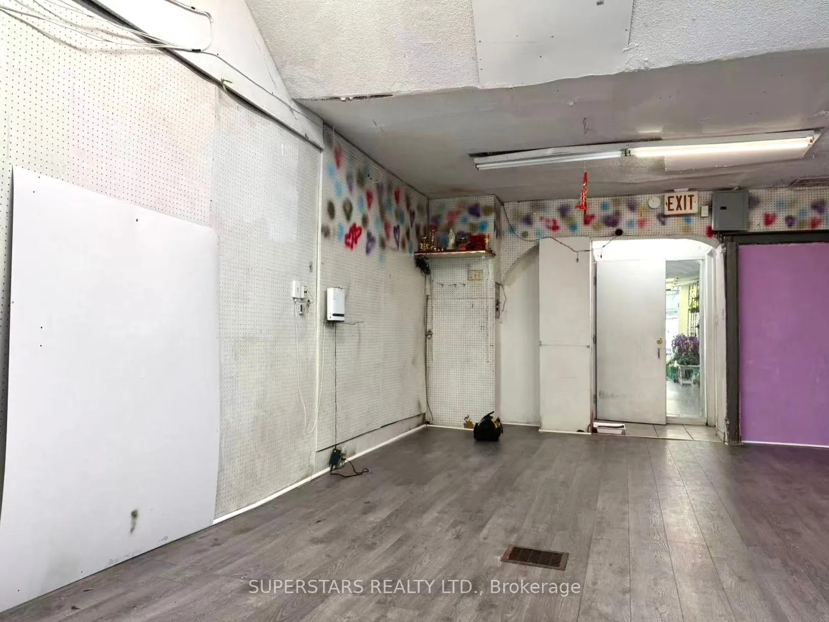 564 Dundas Street W