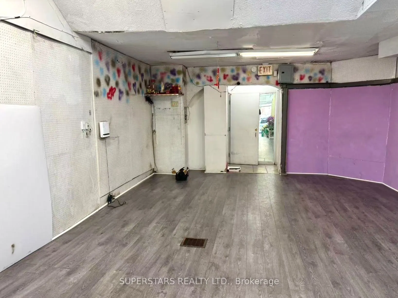 564 Dundas Street W